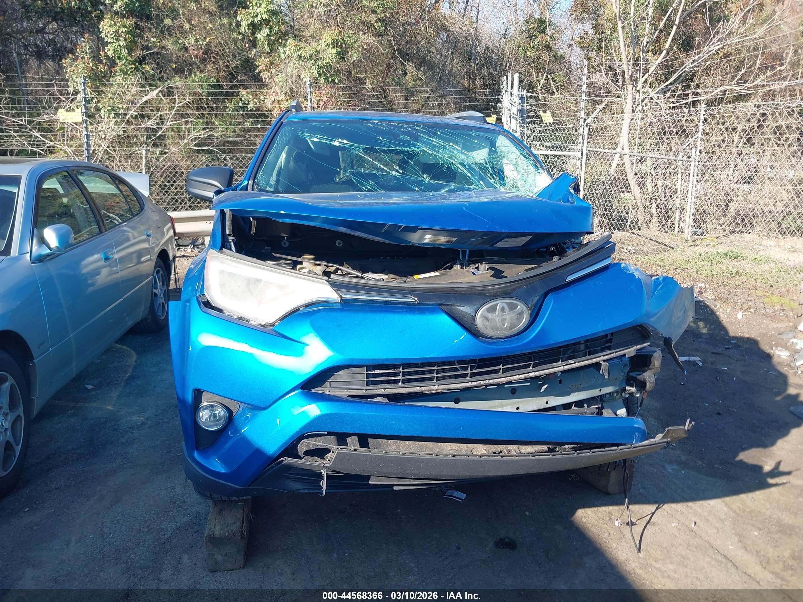 2018 Toyota Rav4 Le Blue vin: 2T3ZFREV4JW480541