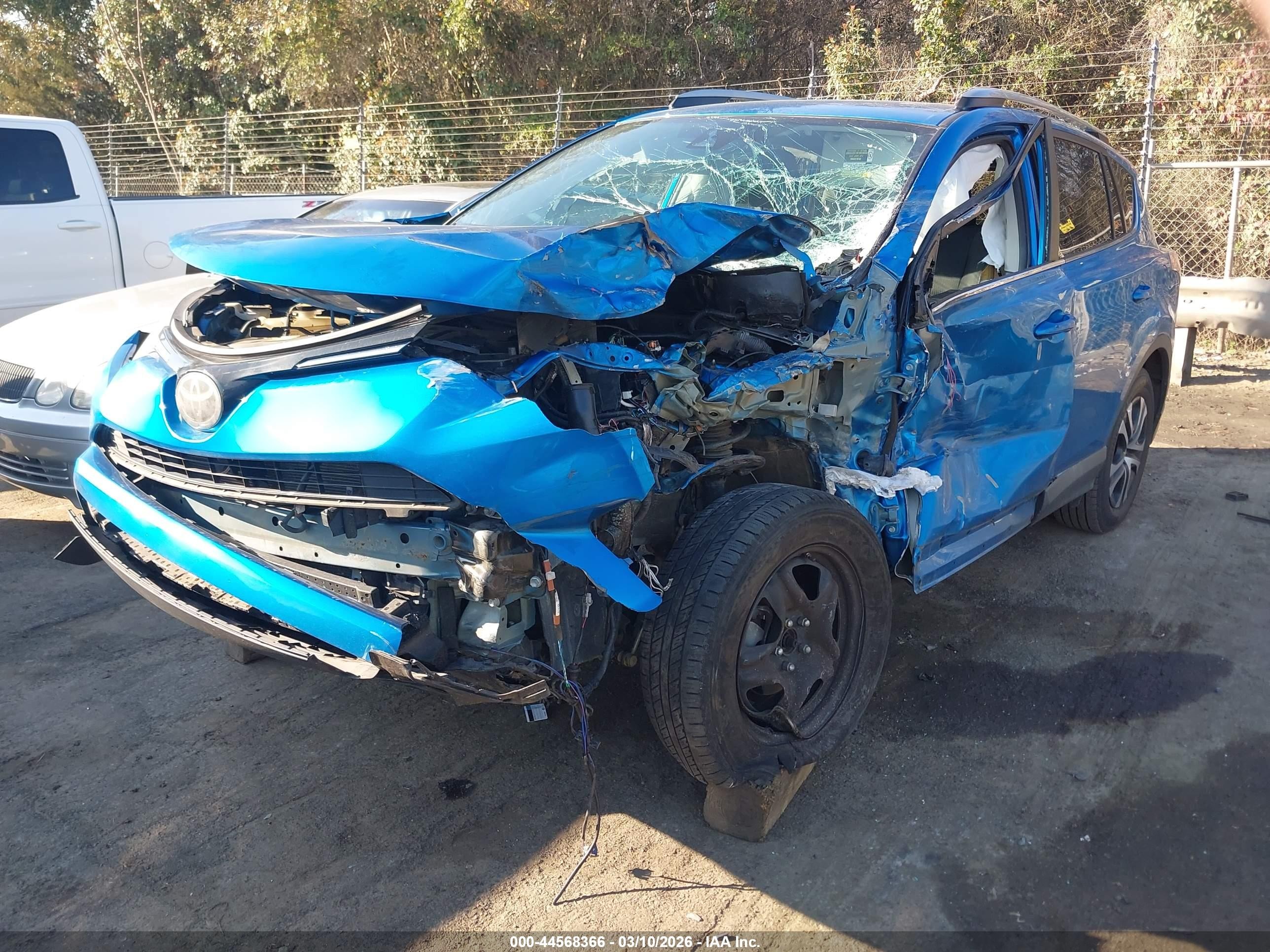 2018 Toyota Rav4 Le Blue vin: 2T3ZFREV4JW480541