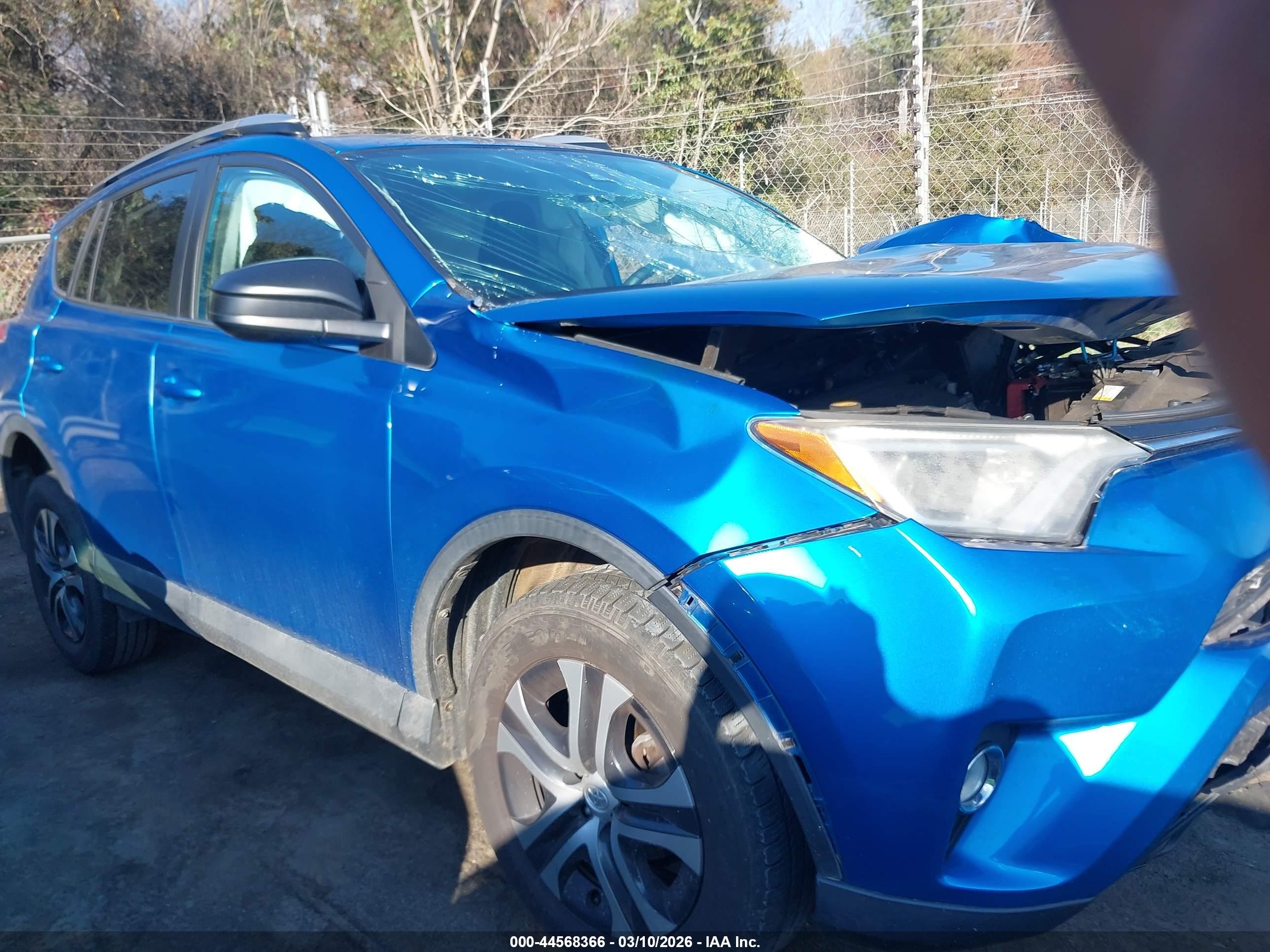 2018 Toyota Rav4 Le Blue vin: 2T3ZFREV4JW480541