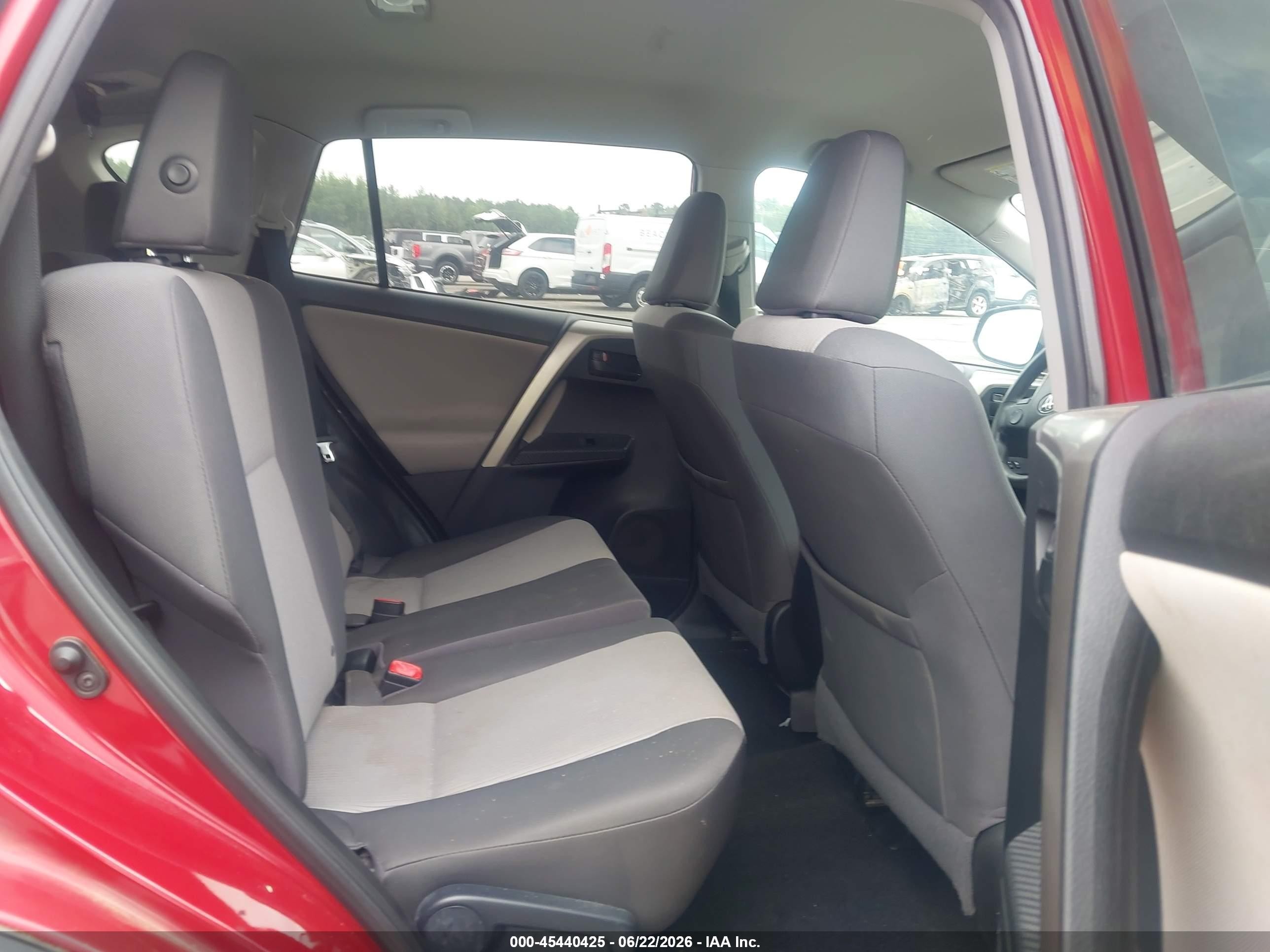 2015 Toyota Rav4 Le Red vin: 2T3ZFREV5FW227283