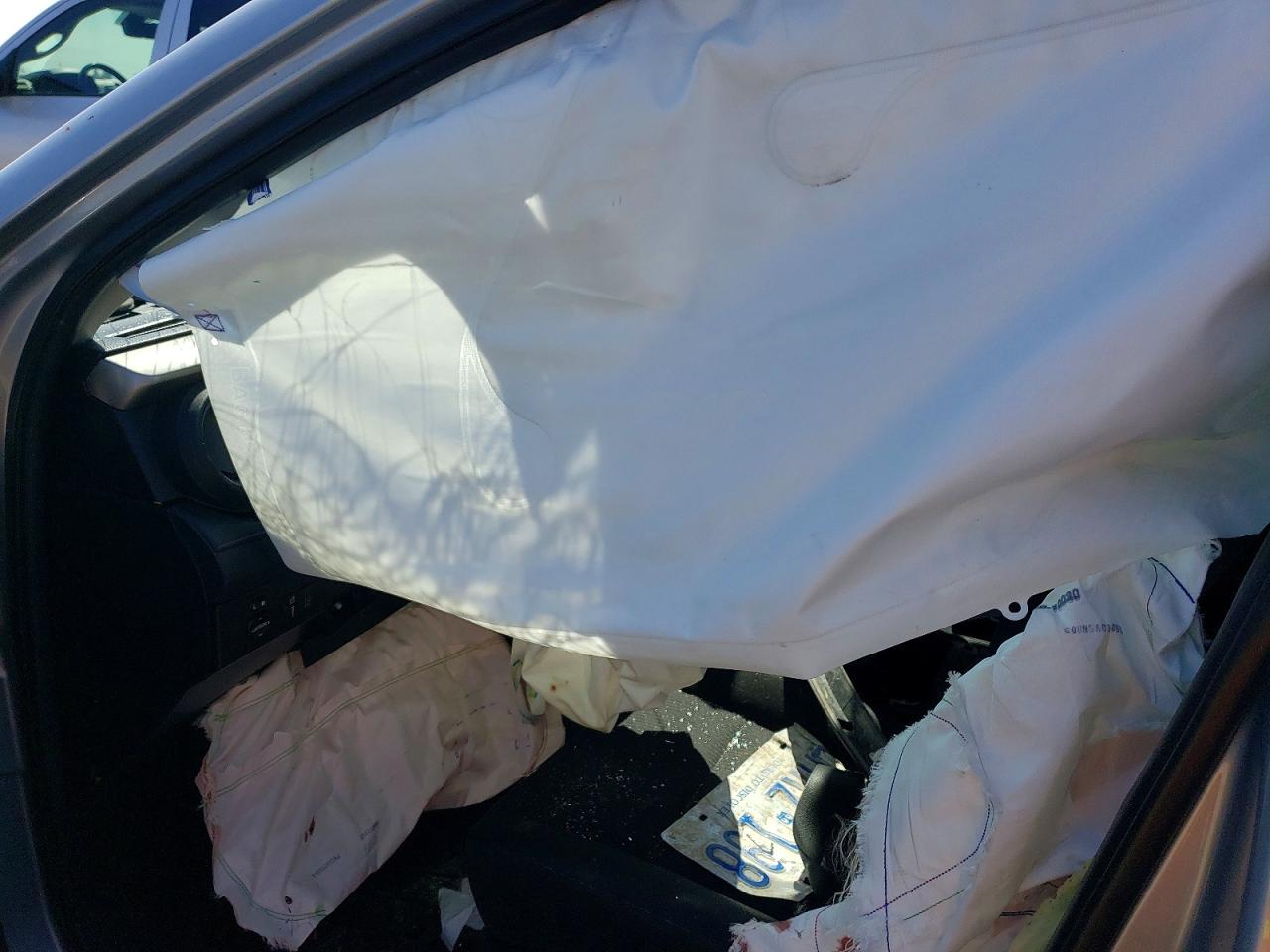 2018 Toyota Rav4 Le White vin: 2T3ZFREV5JW491385
