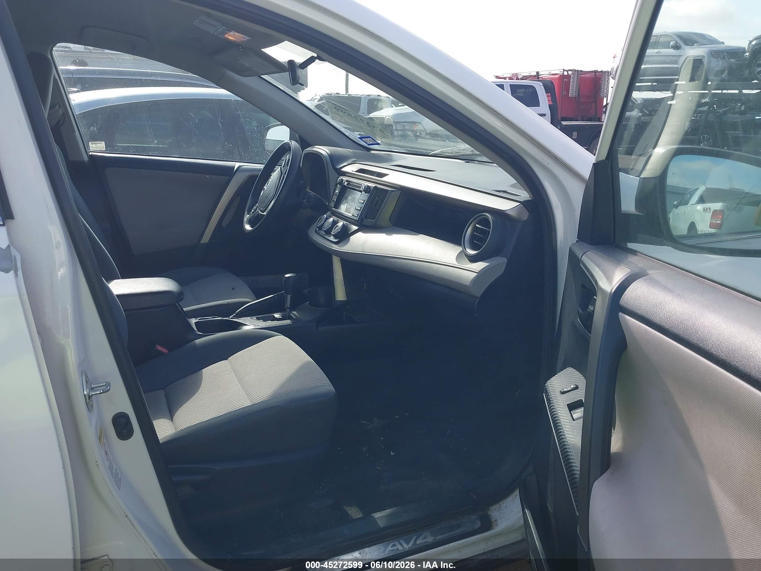 2015 Toyota Rav4 Le White vin: 2T3ZFREV6FW149807