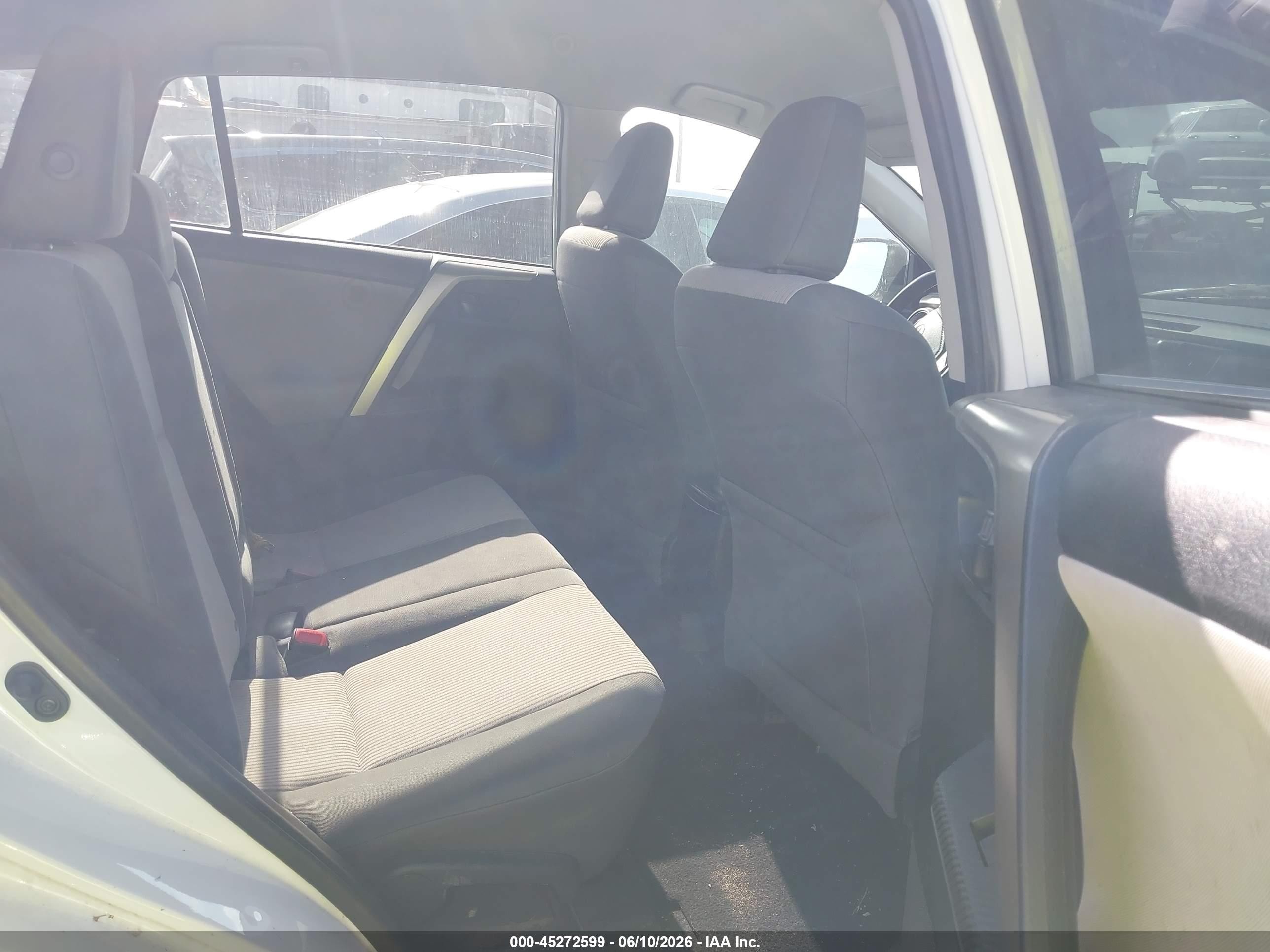 2015 Toyota Rav4 Le White vin: 2T3ZFREV6FW149807