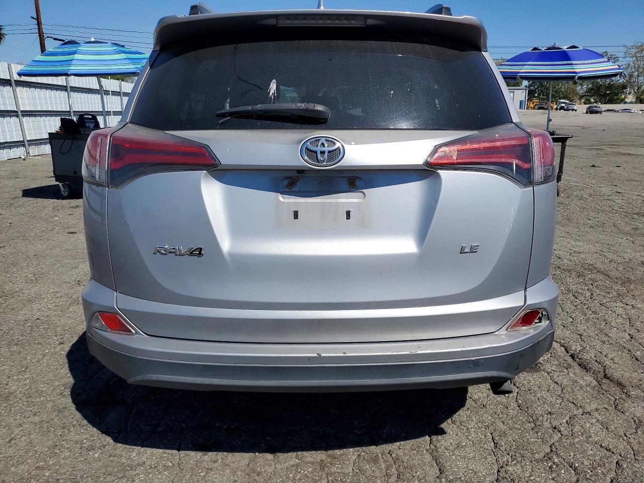 2017 Toyota Rav4 Le Silver vin: 2T3ZFREV6HW363781