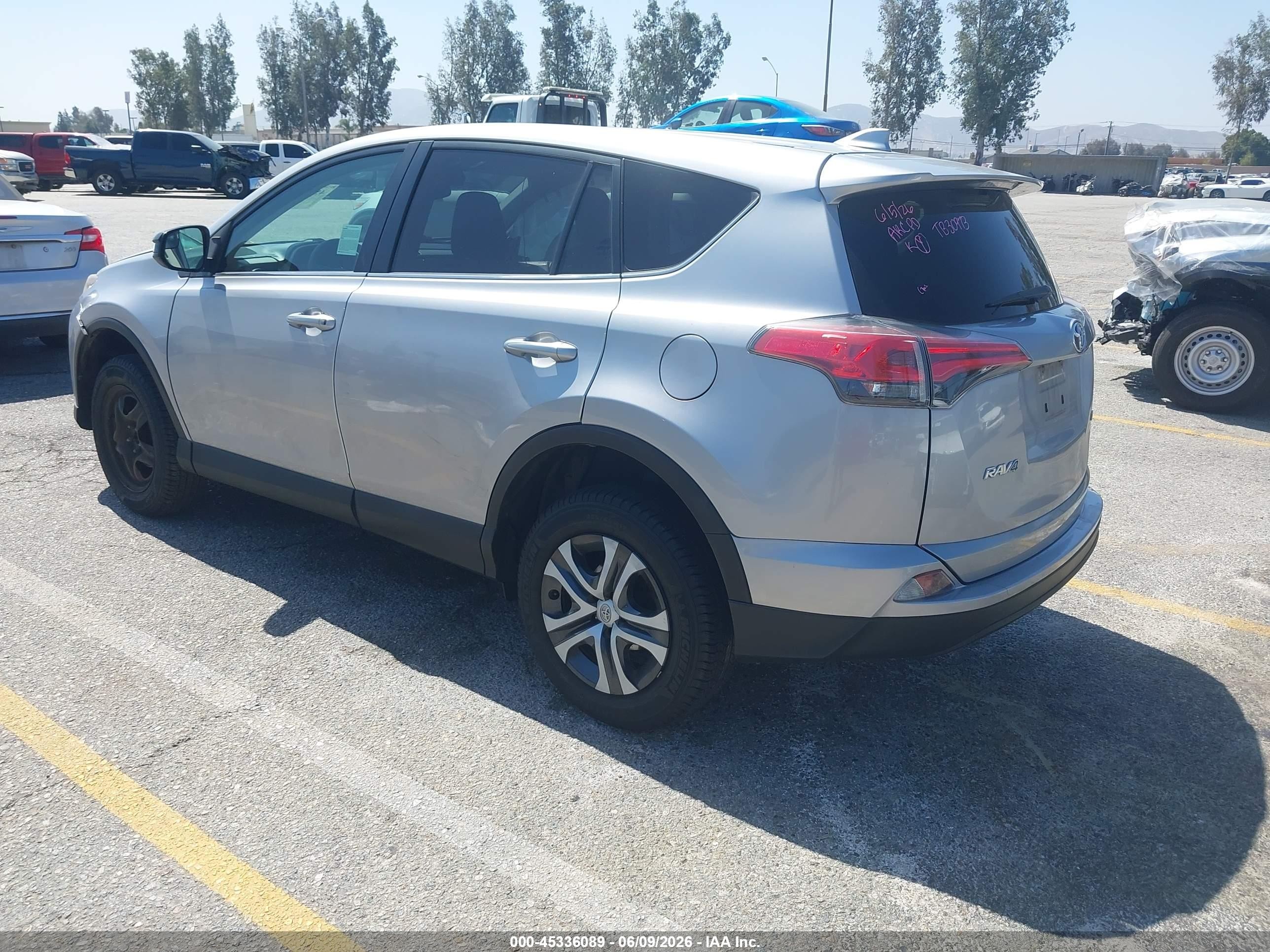 2017 Toyota Rav4 Le Silver vin: 2T3ZFREV8HW365354