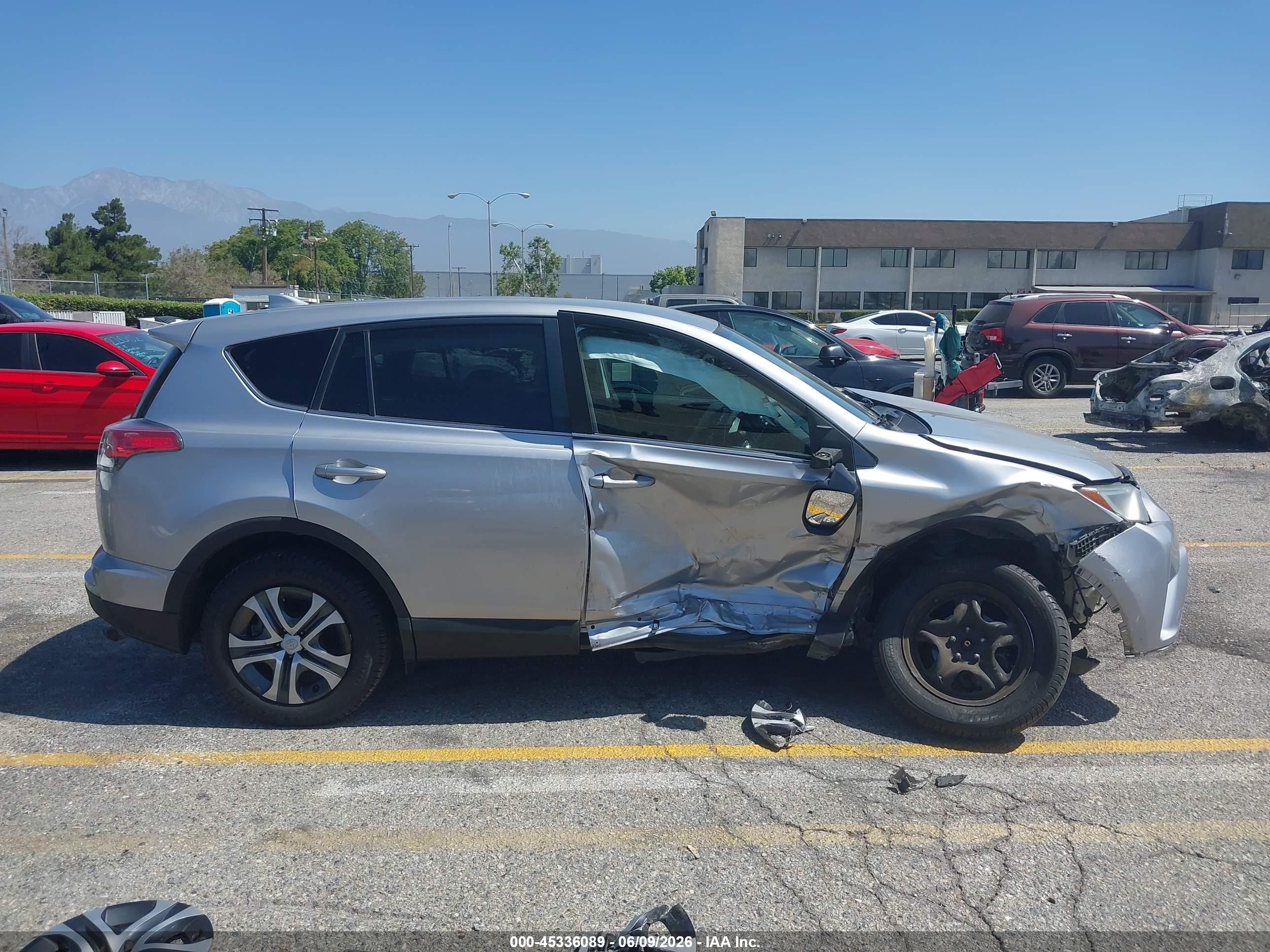 2017 Toyota Rav4 Le Silver vin: 2T3ZFREV8HW365354