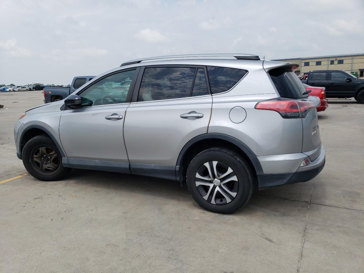 2018 Toyota Rav4 Le Silver vin: 2T3ZFREV8JW441628