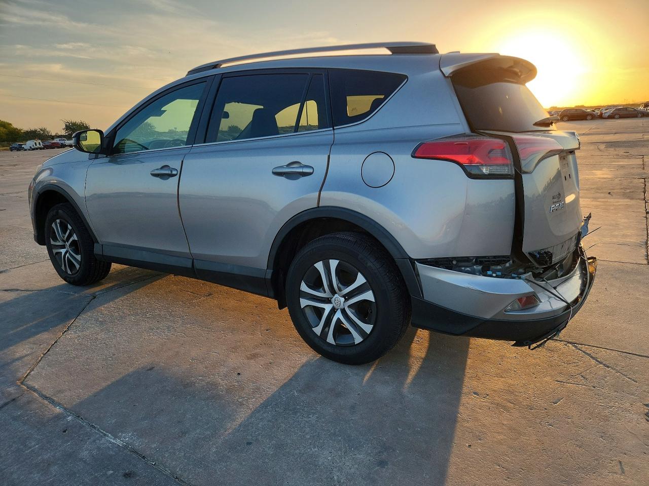 2018 Toyota Rav4 Le Silver vin: 2T3ZFREV8JW441628