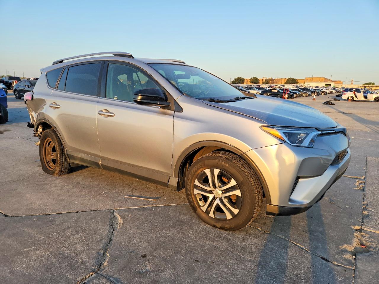 2018 Toyota Rav4 Le Silver vin: 2T3ZFREV8JW441628