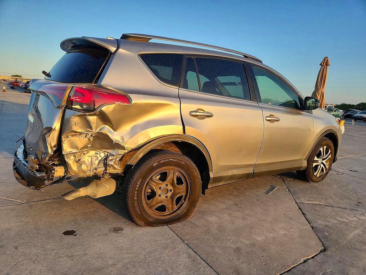 2018 Toyota Rav4 Le Silver vin: 2T3ZFREV8JW441628
