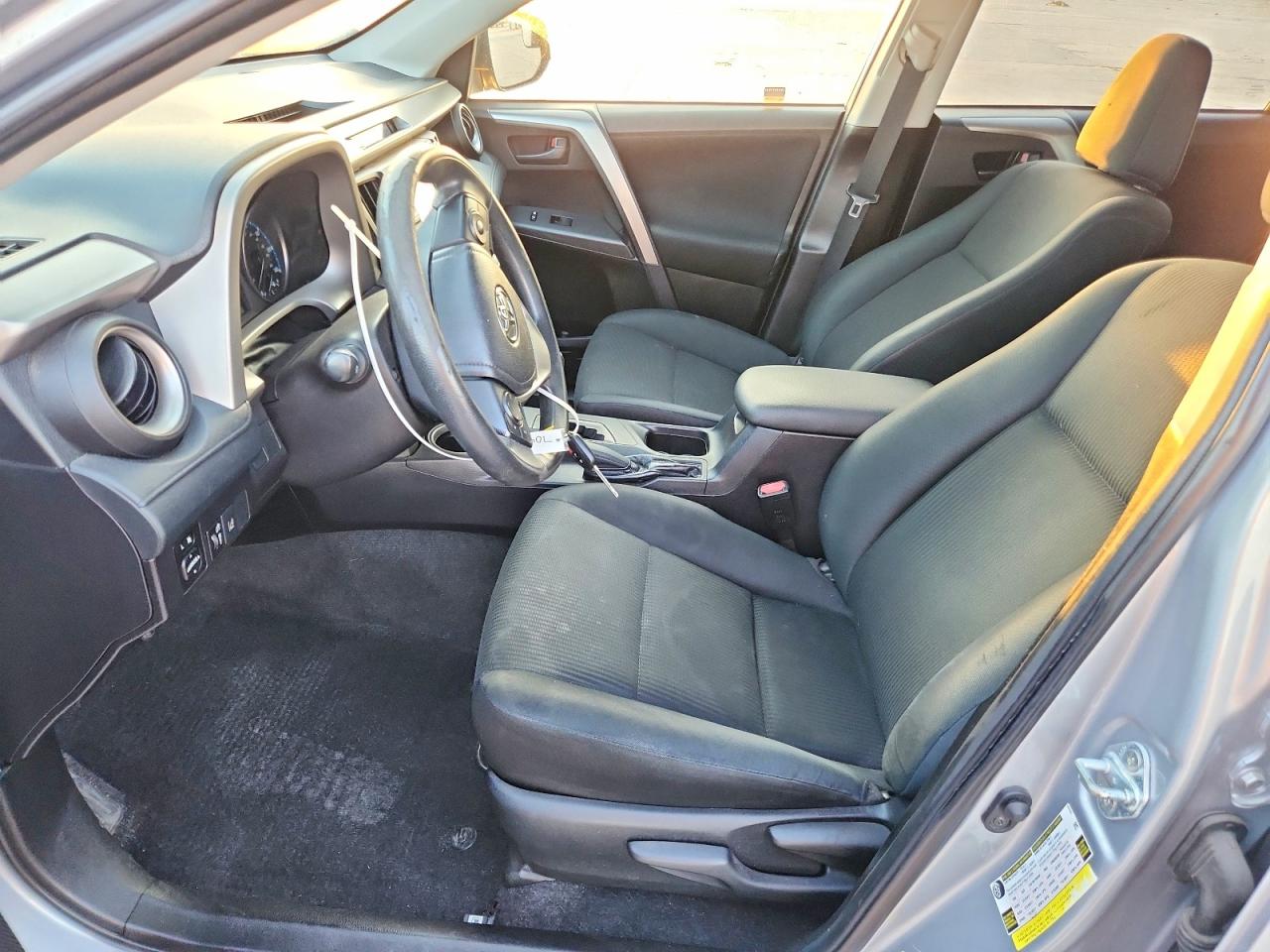 2018 Toyota Rav4 Le Silver vin: 2T3ZFREV8JW441628