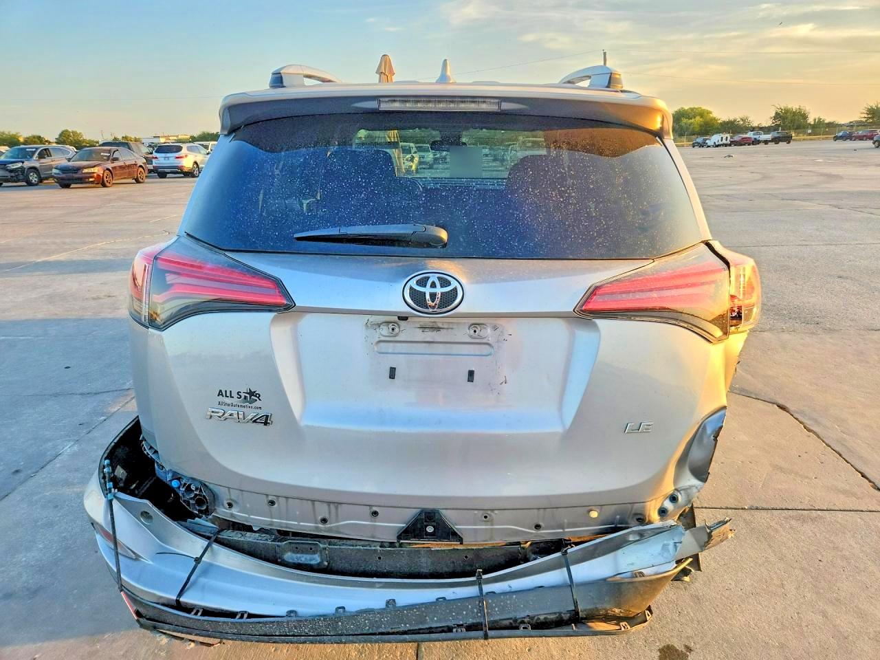 2018 Toyota Rav4 Le Silver vin: 2T3ZFREV8JW441628