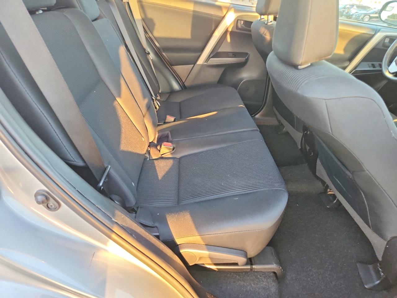 2018 Toyota Rav4 Le Silver vin: 2T3ZFREV8JW441628