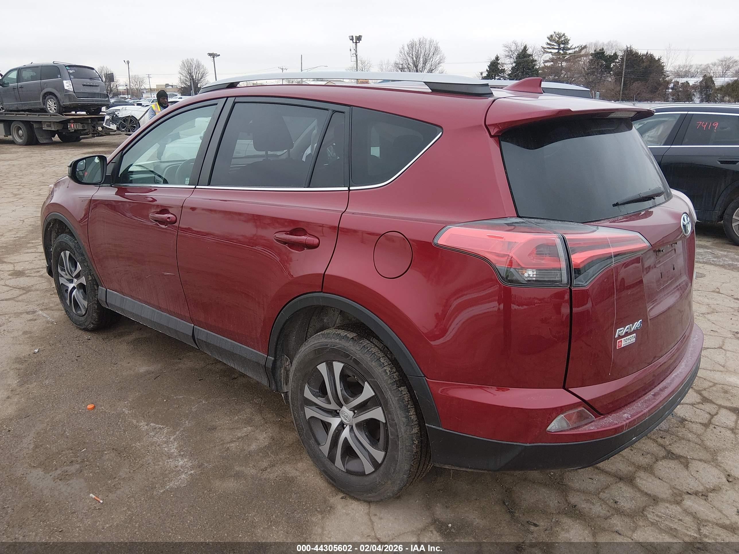 2018 Toyota Rav4 Le Red vin: 2T3ZFREV8JW521124
