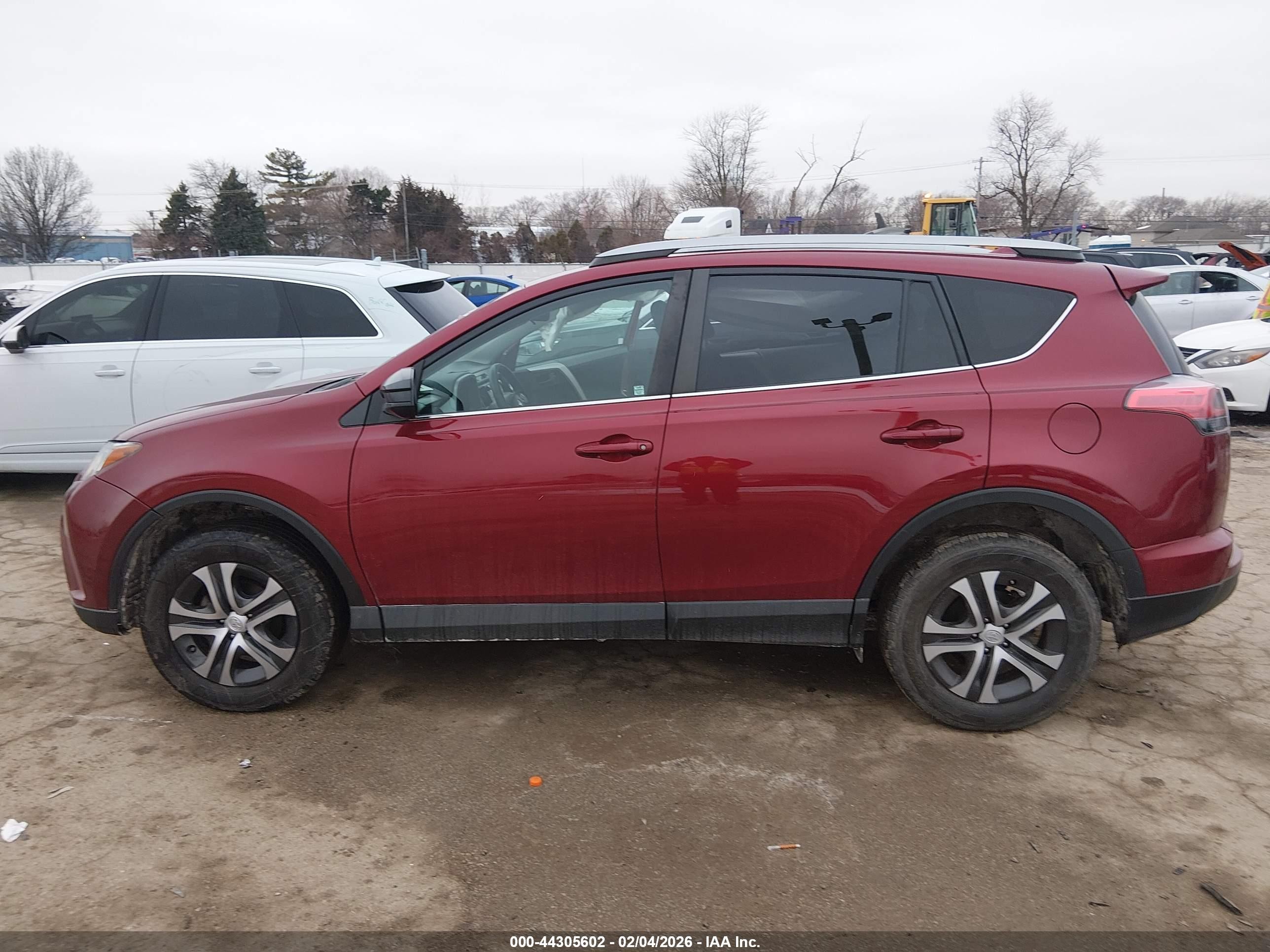 2018 Toyota Rav4 Le Red vin: 2T3ZFREV8JW521124