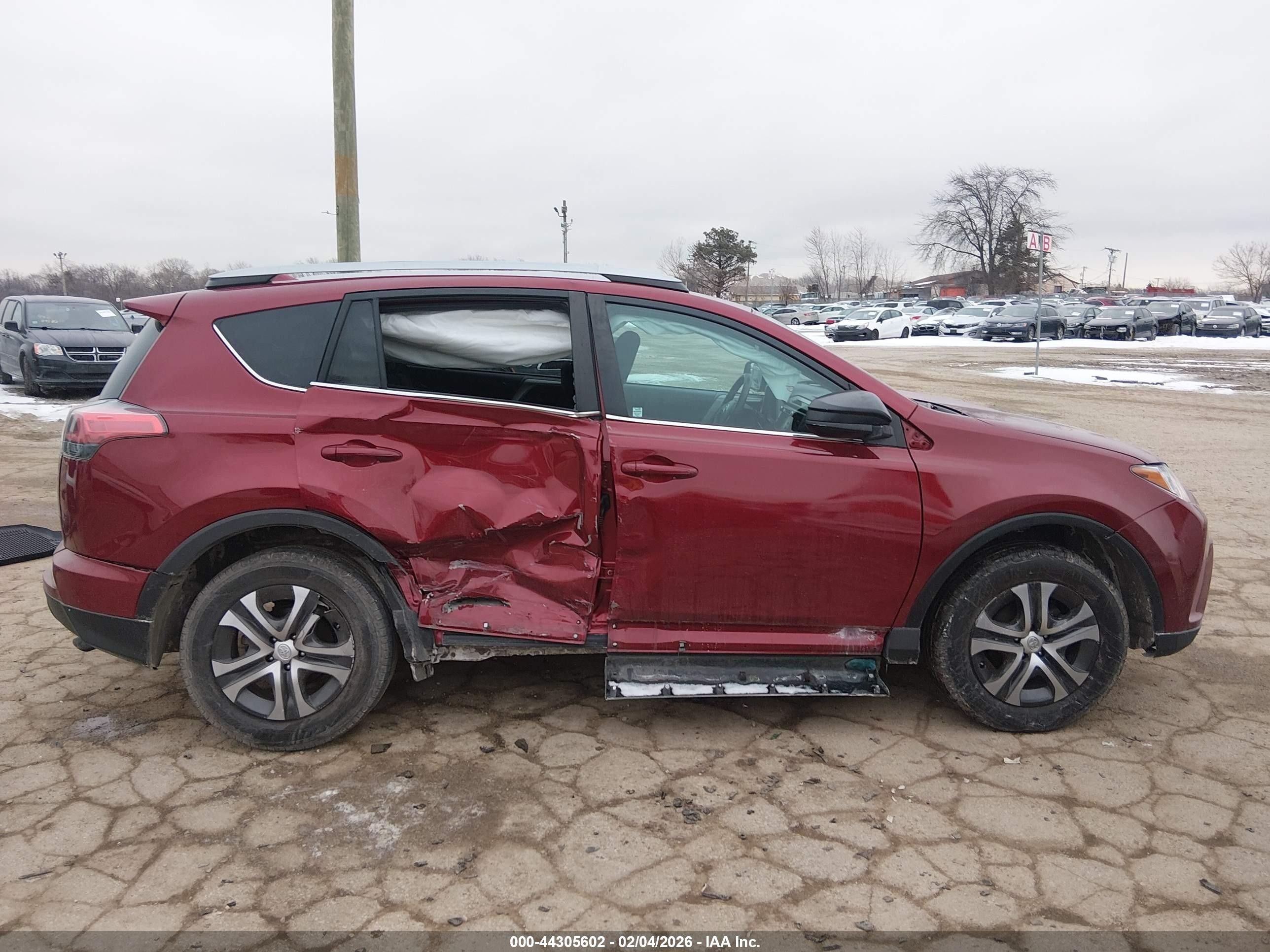 2018 Toyota Rav4 Le Red vin: 2T3ZFREV8JW521124