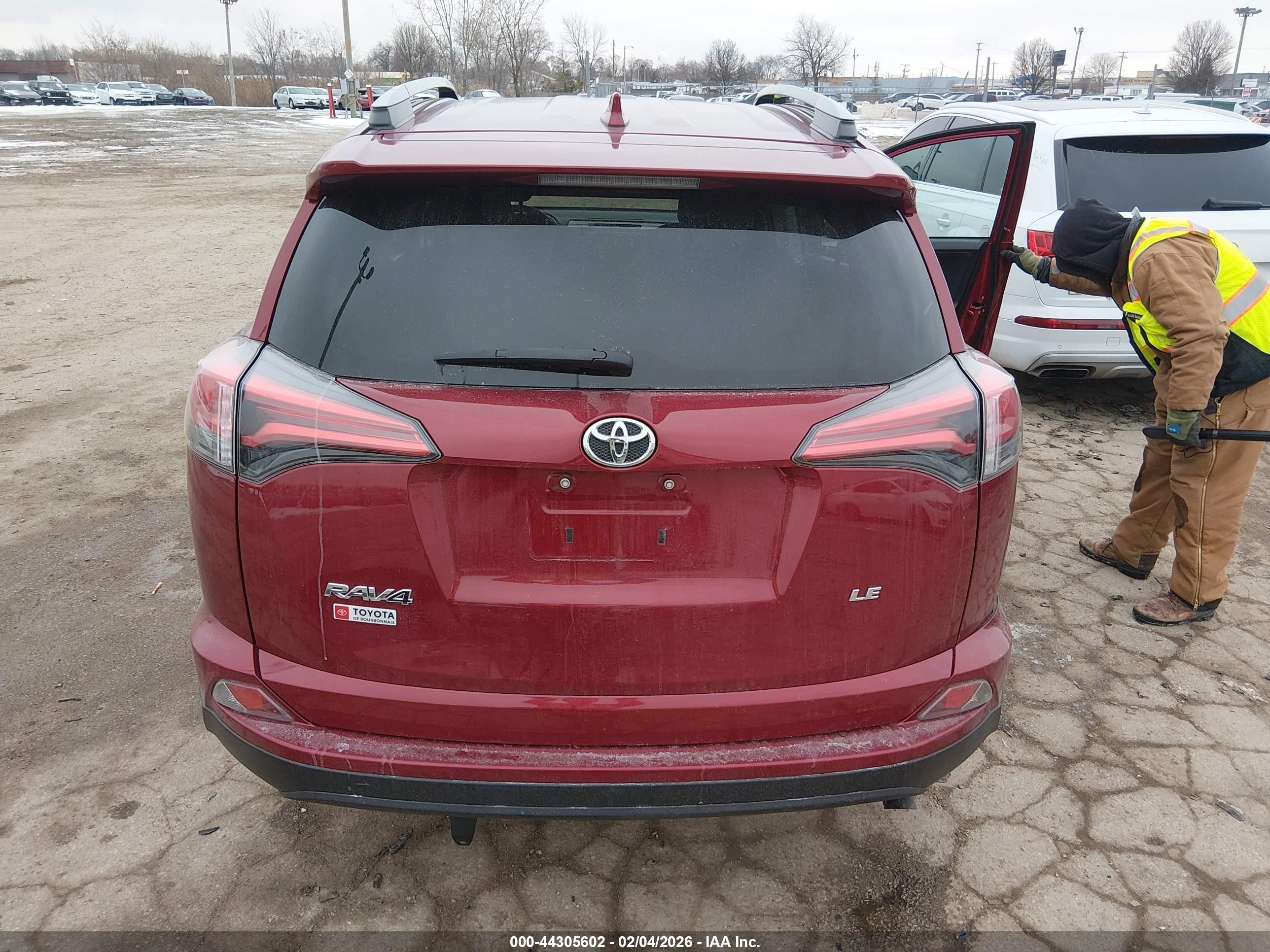 2018 Toyota Rav4 Le Red vin: 2T3ZFREV8JW521124