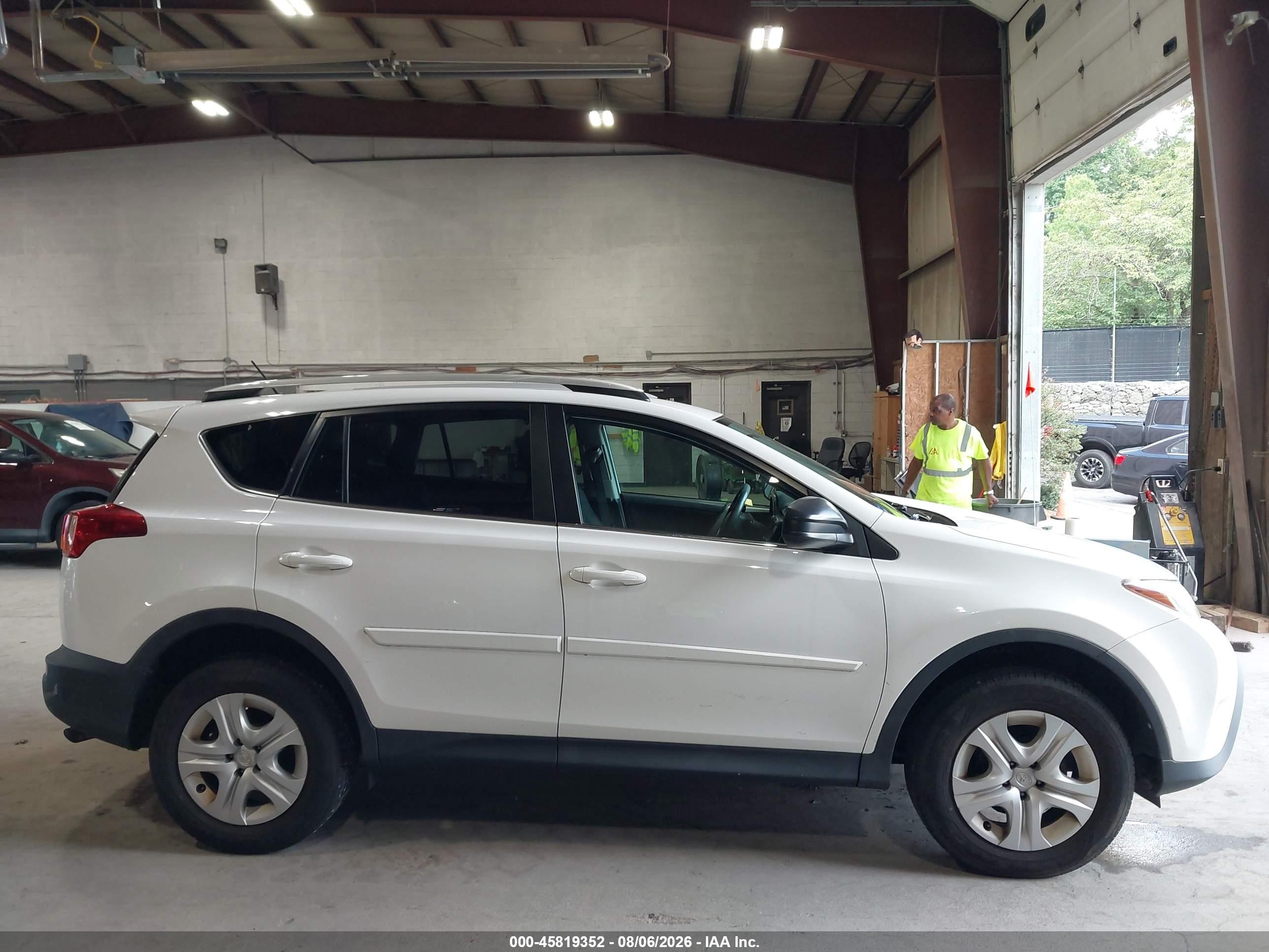 2014 Toyota Rav4 Le White vin: 2T3ZFREV9EW078200