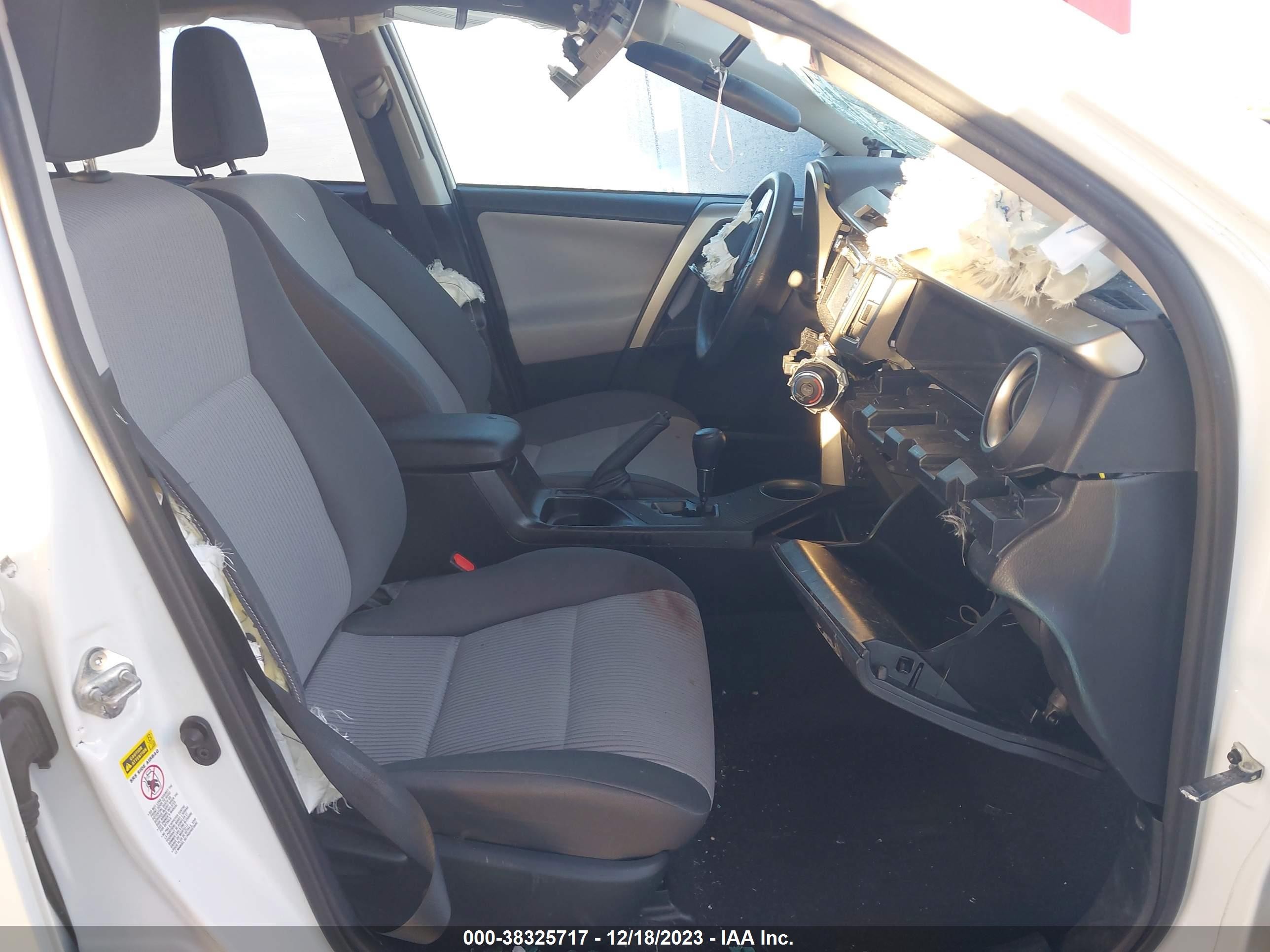 2015 Toyota Rav4 Le White vin: 2T3ZFREVXFW225559