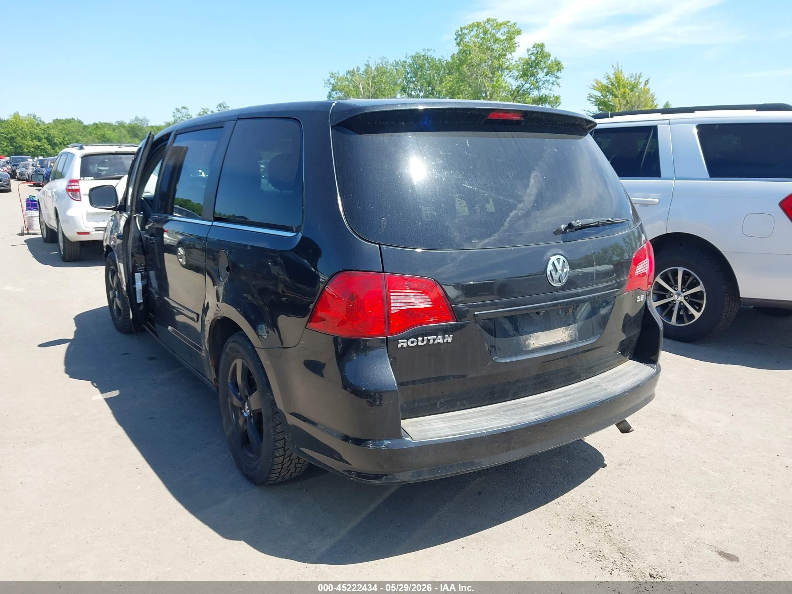 2010 Volkswagen Routan Se Black vin: 2V4RW3D10AR242424