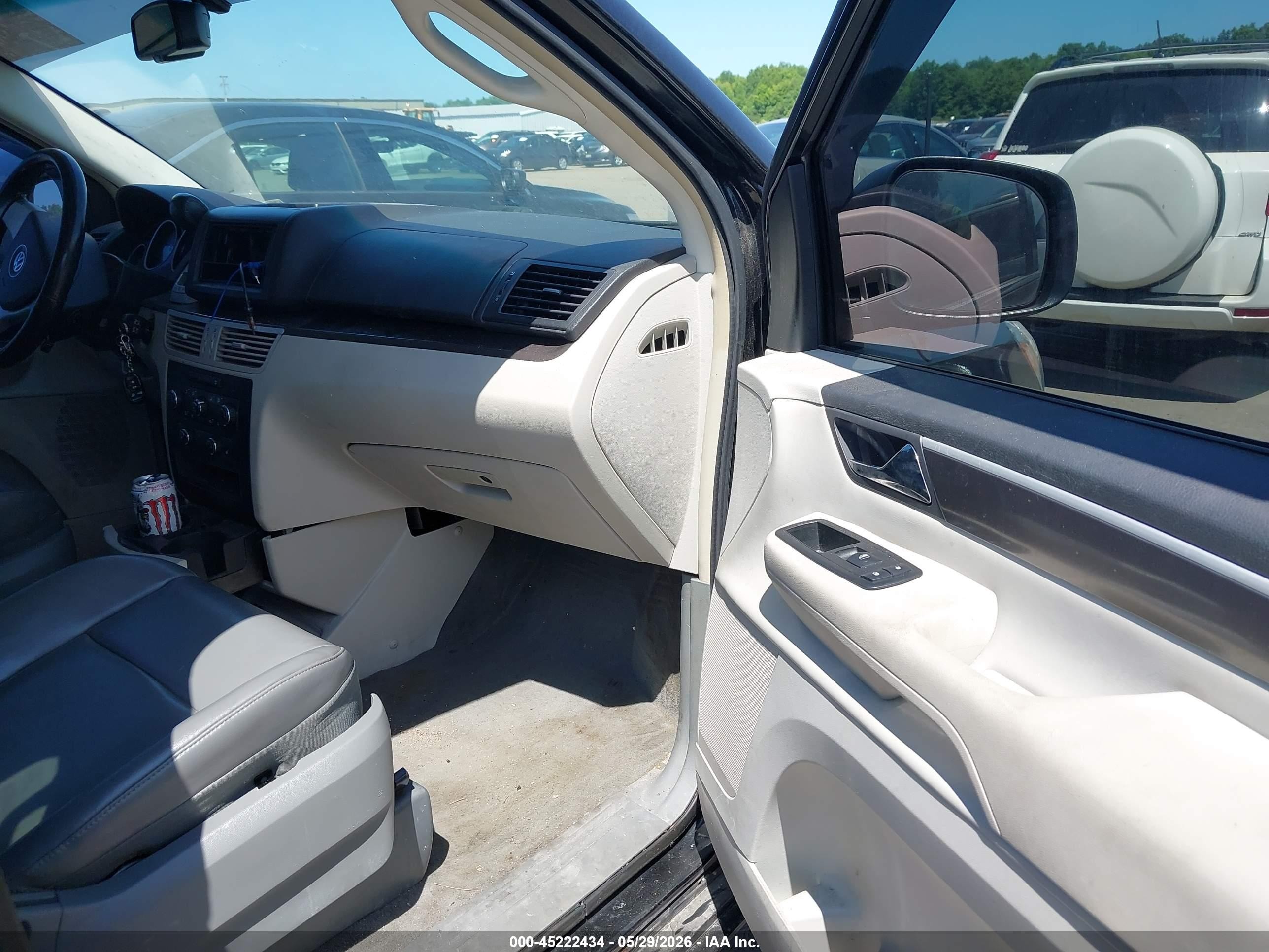 2010 Volkswagen Routan Se Black vin: 2V4RW3D10AR242424