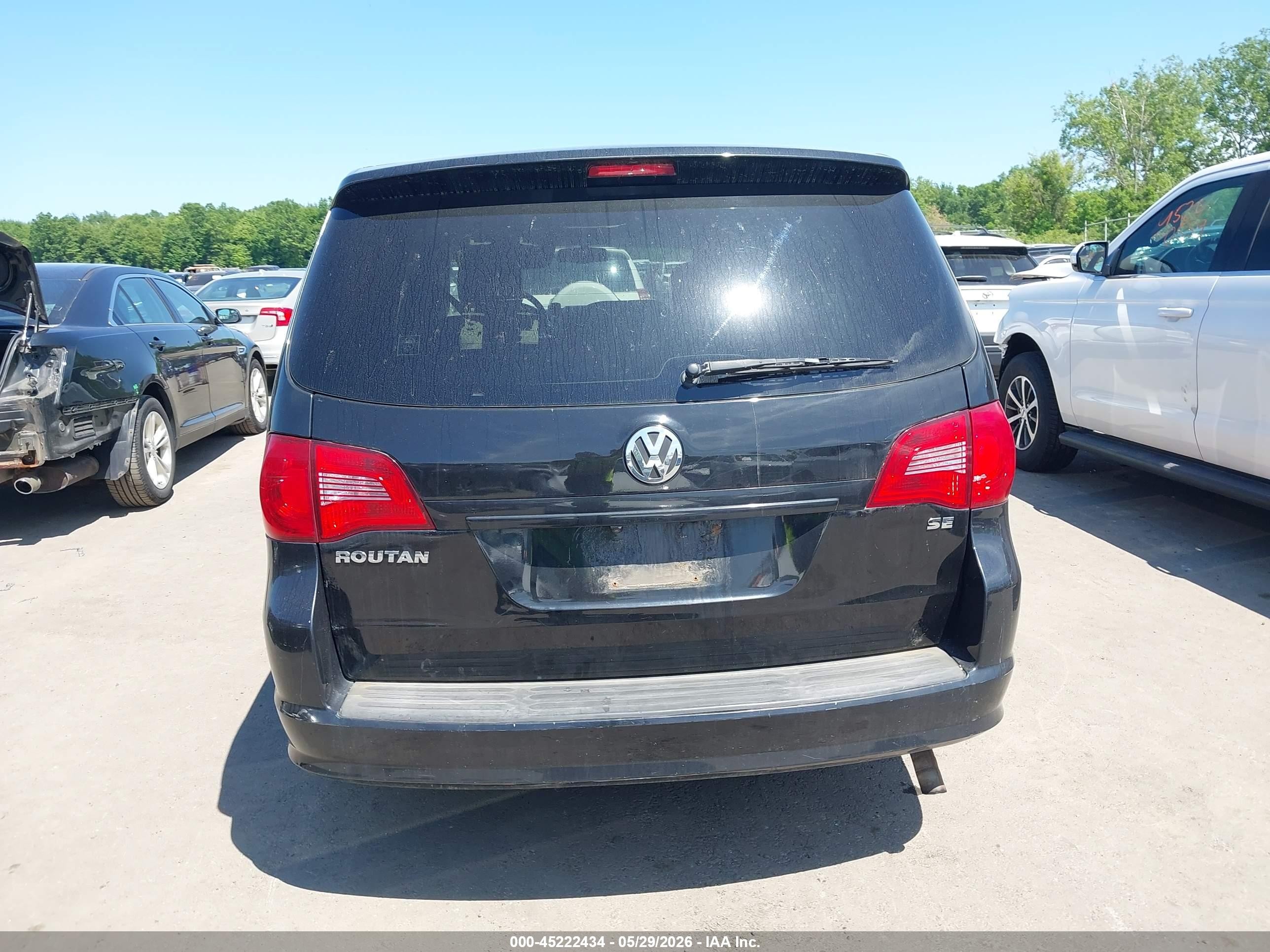 2010 Volkswagen Routan Se Black vin: 2V4RW3D10AR242424