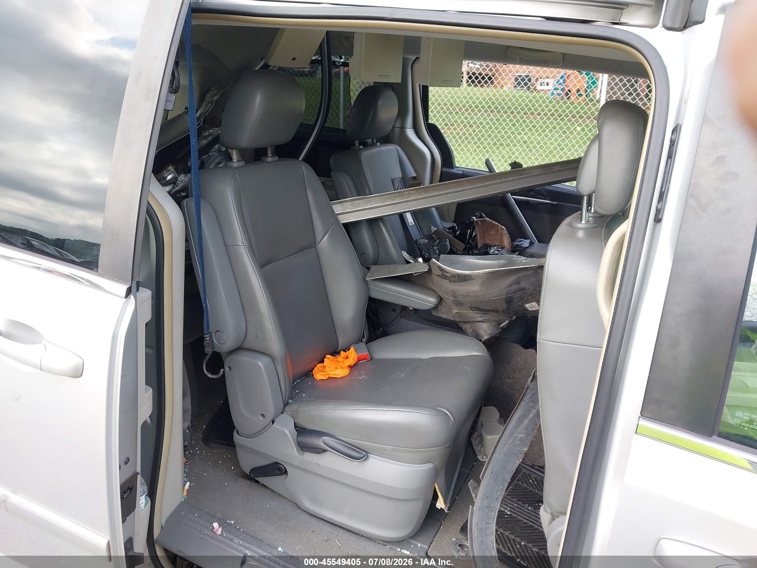 2010 Volkswagen Routan Se Silver vin: 2V4RW3D10AR281854