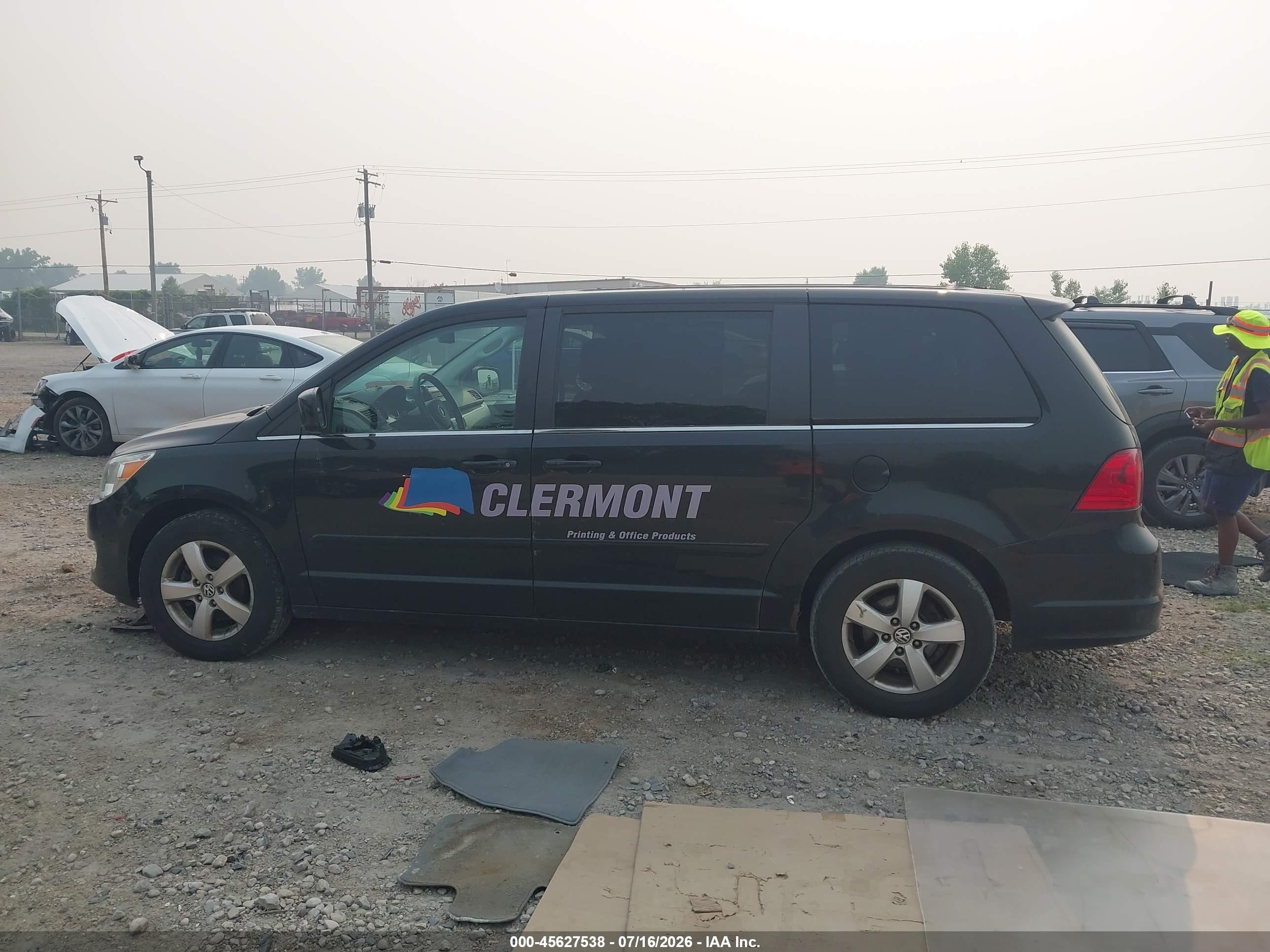 2010 Volkswagen Routan Se Black vin: 2V4RW3D11AR424407