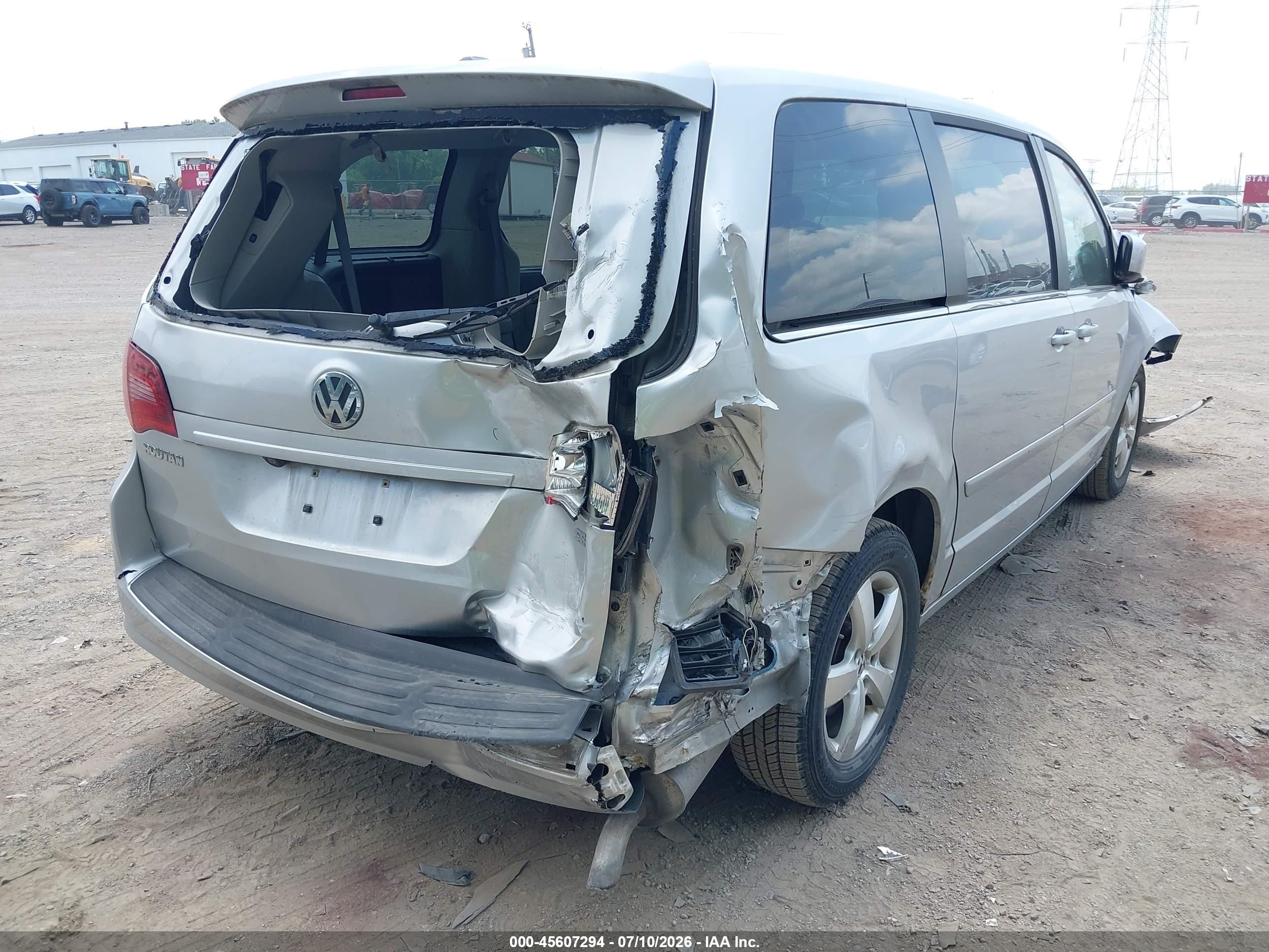 2010 Volkswagen Routan Se Silver vin: 2V4RW3D12AR424111