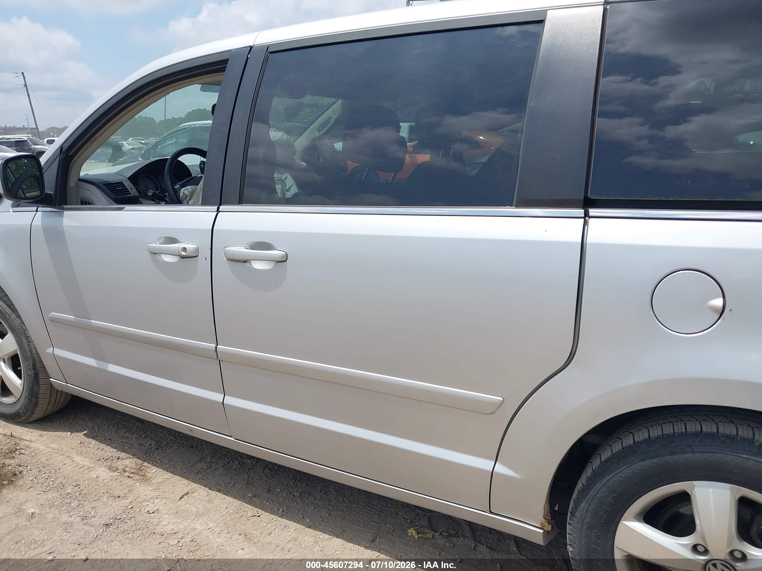 2010 Volkswagen Routan Se Silver vin: 2V4RW3D12AR424111