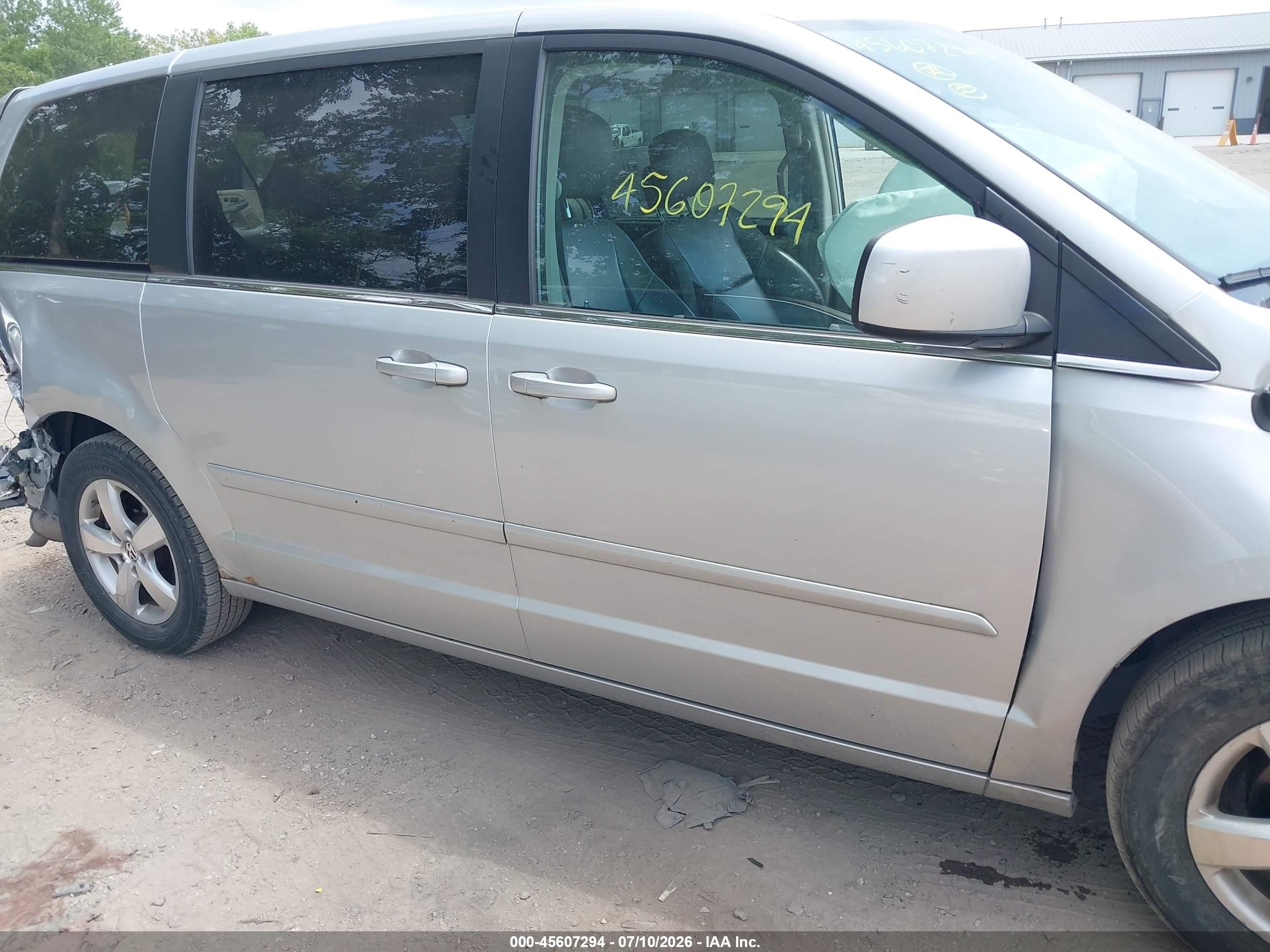 2010 Volkswagen Routan Se Silver vin: 2V4RW3D12AR424111