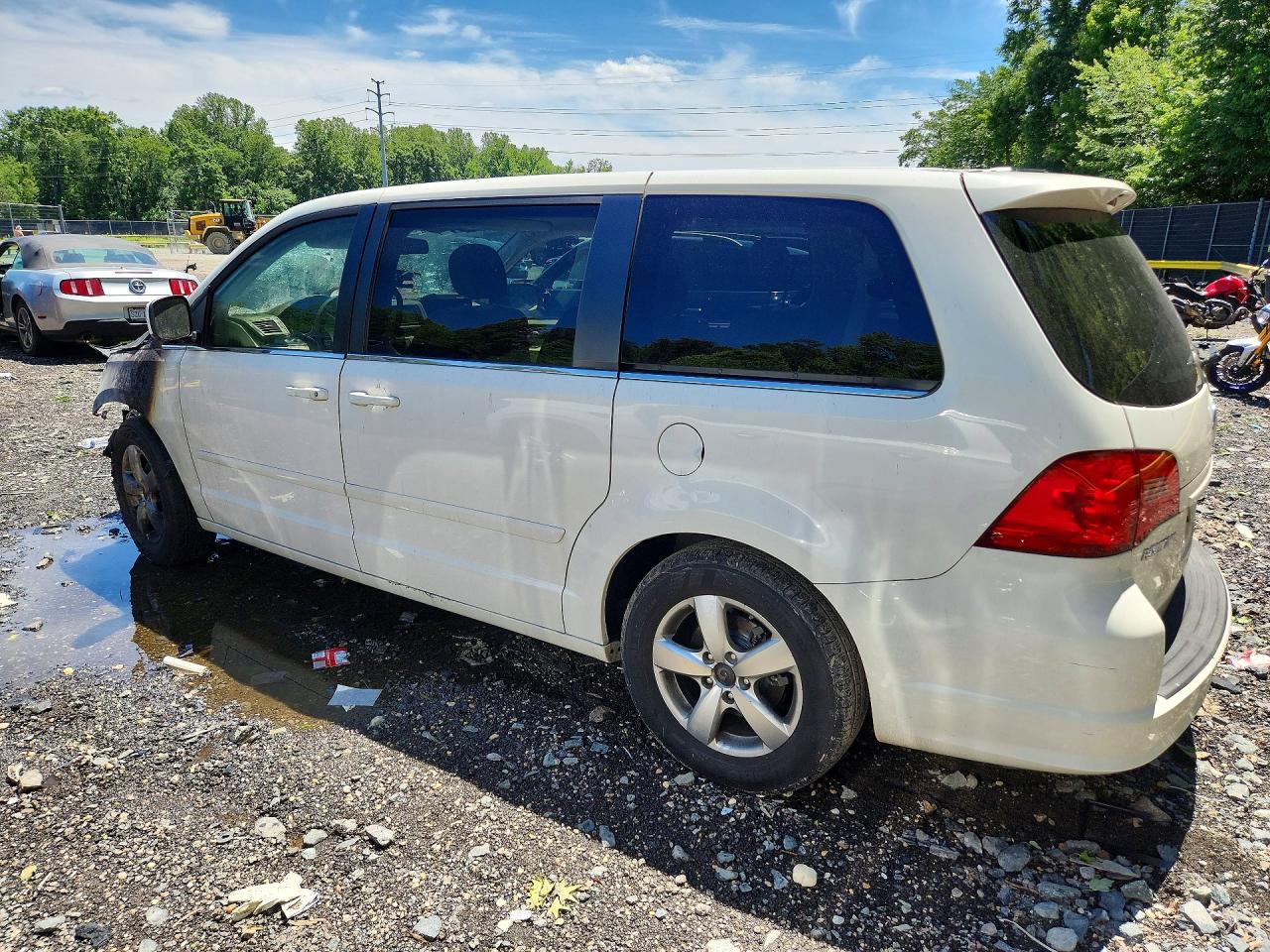 2010 Volkswagen Routan Se White vin: 2V4RW3D14AR158896