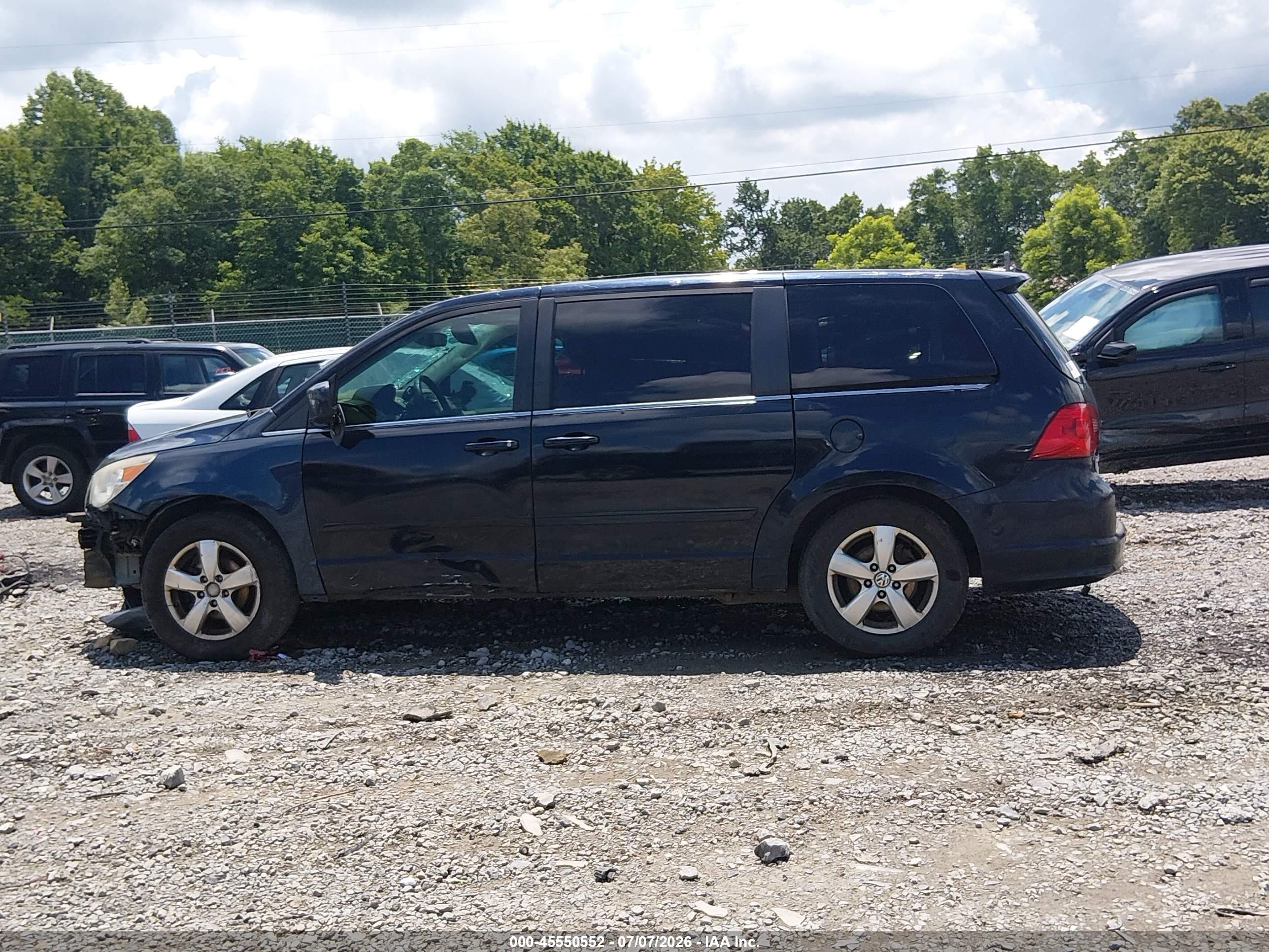 2010 Volkswagen Routan Se Blue vin: 2V4RW3D14AR190456