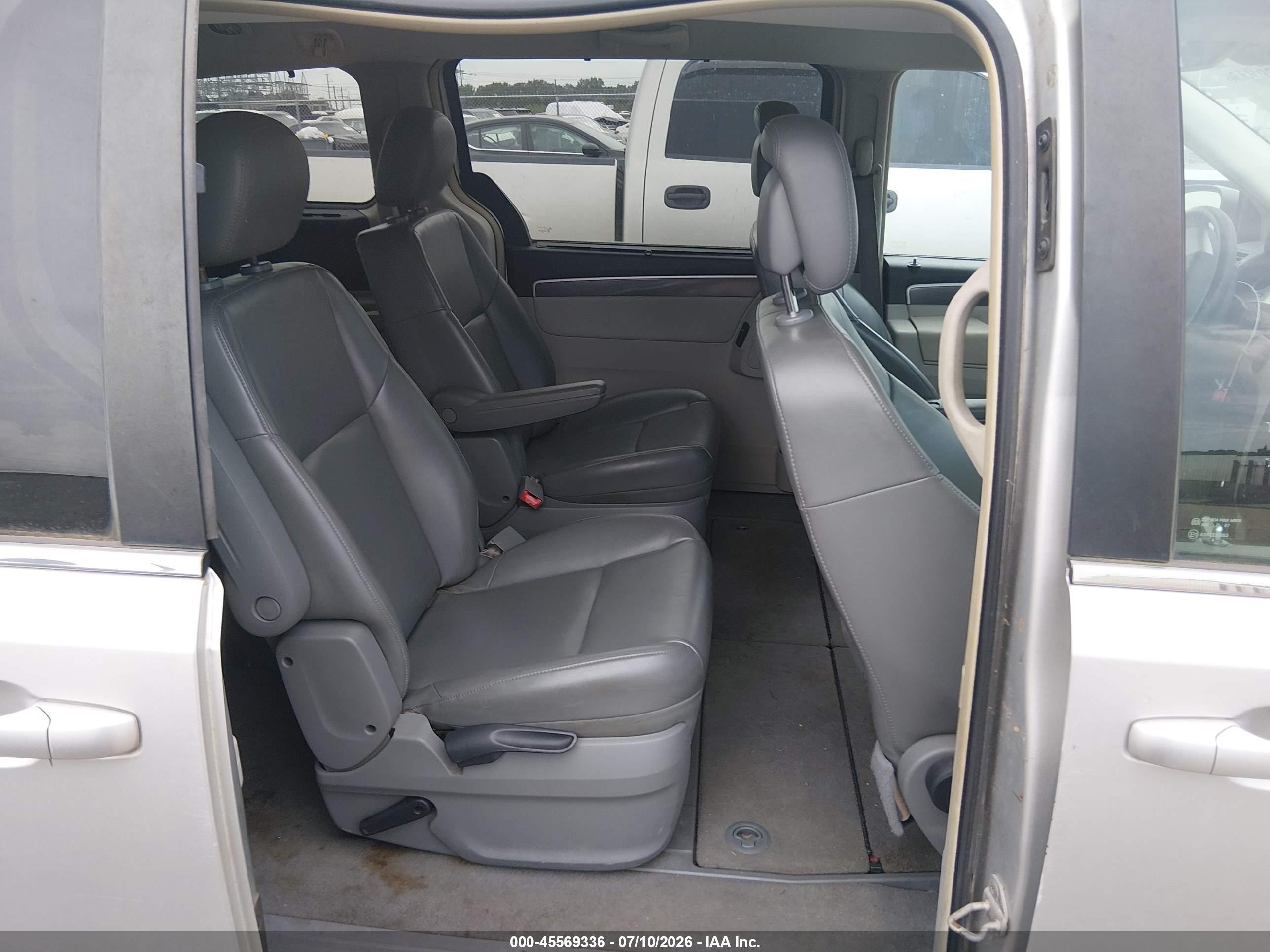 2010 Volkswagen Routan Se Silver vin: 2V4RW3D14AR333146