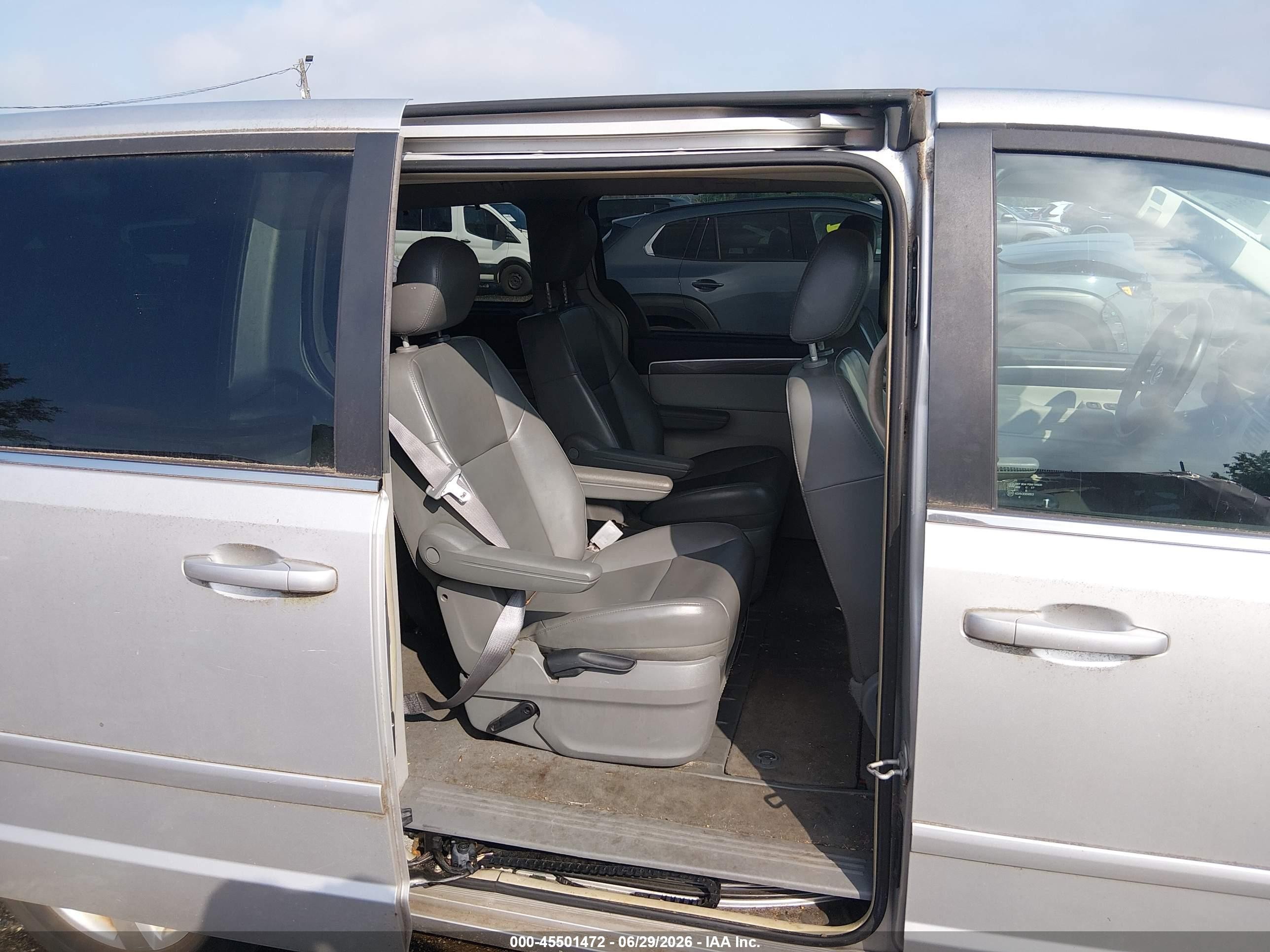 2010 Volkswagen Routan Se Silver vin: 2V4RW3D15AR262930