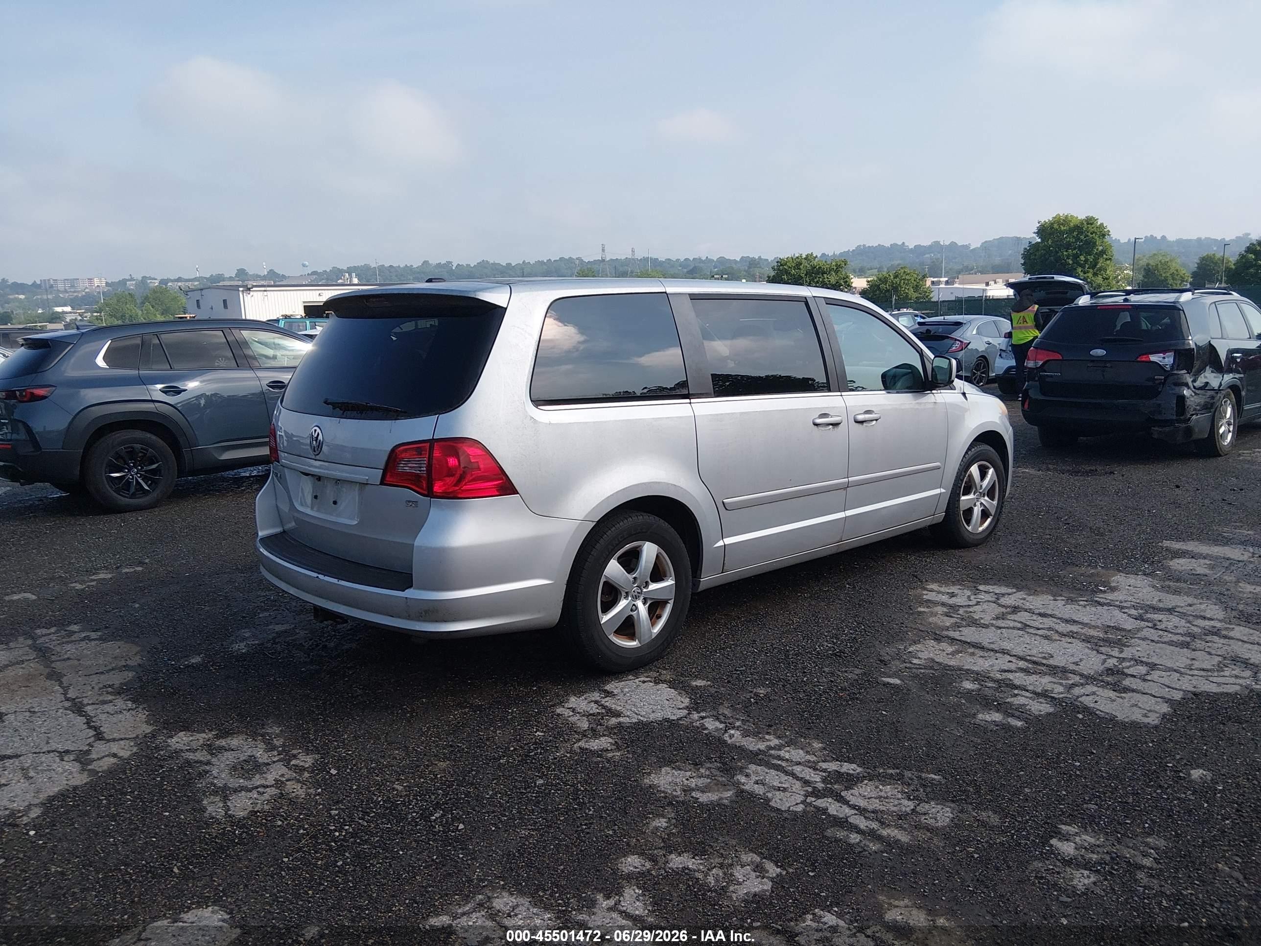 2010 Volkswagen Routan Se Silver vin: 2V4RW3D15AR262930