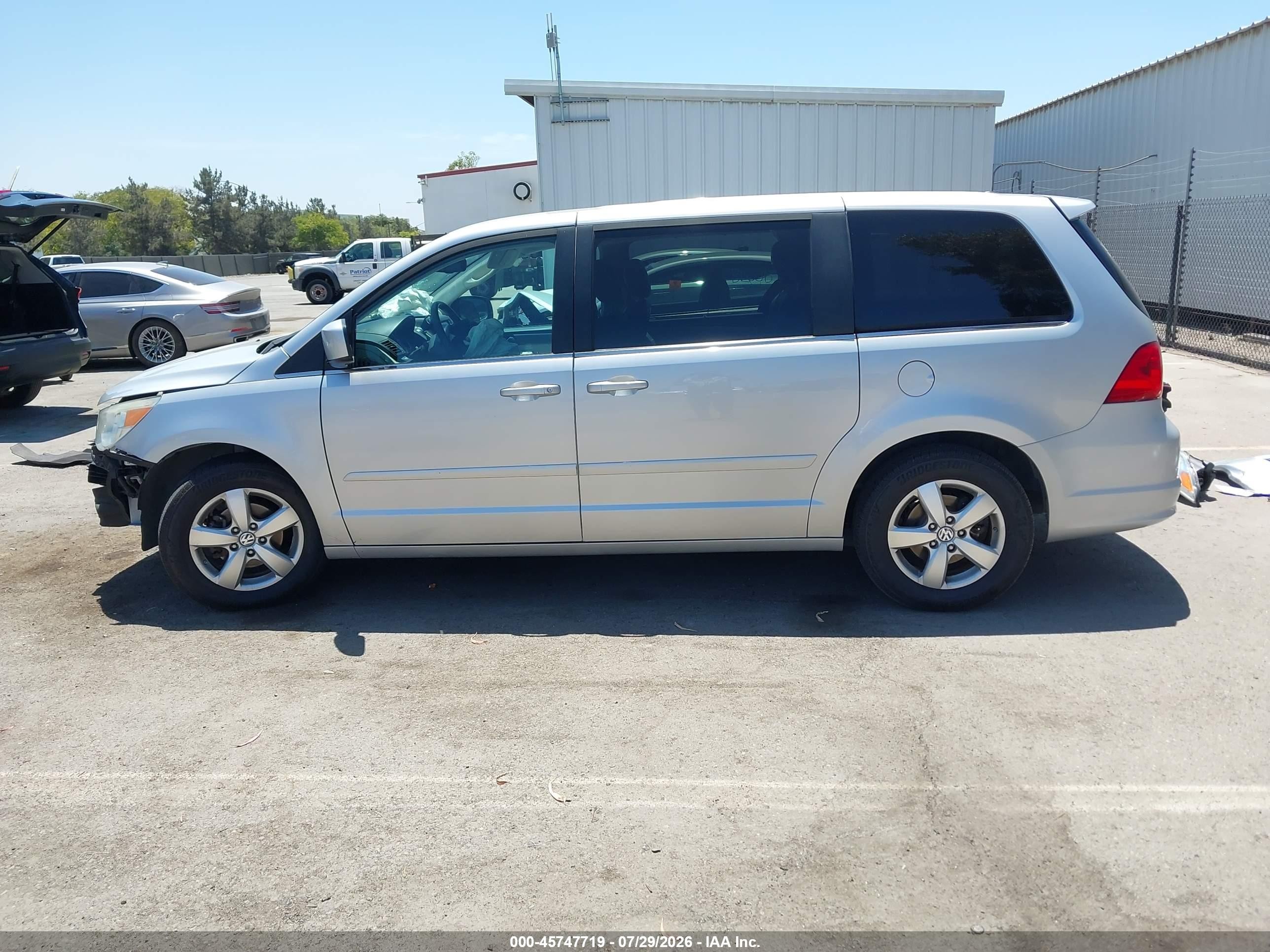2010 Volkswagen Routan Se Silver vin: 2V4RW3D16AR231072