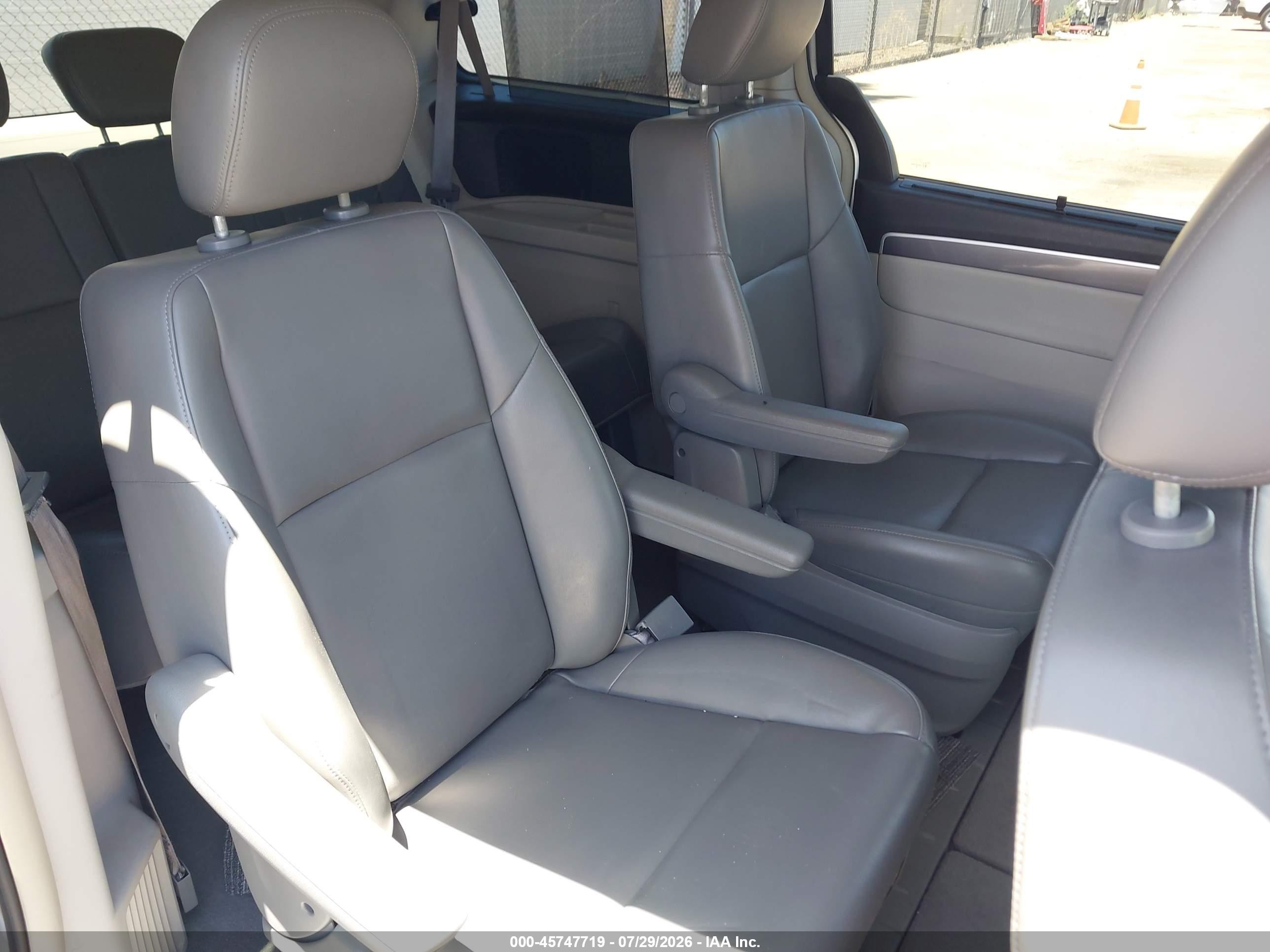 2010 Volkswagen Routan Se Silver vin: 2V4RW3D16AR231072