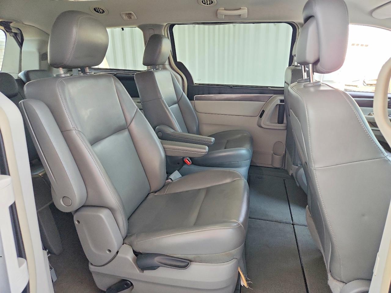 2010 Volkswagen Routan Se Silver vin: 2V4RW3D17AR268194