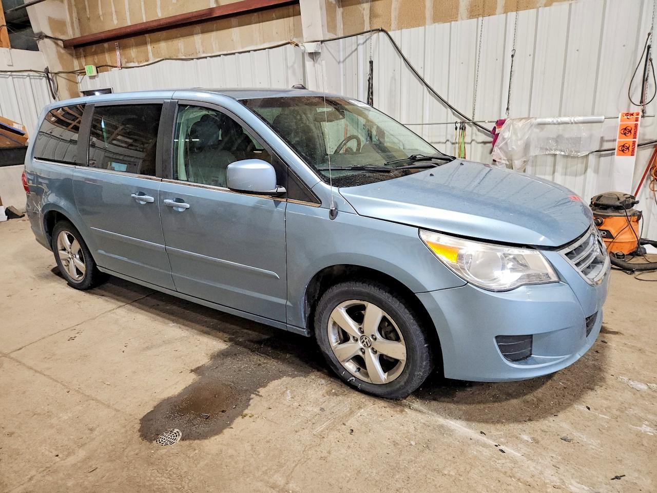 2010 Volkswagen Routan Se Blue vin: 2V4RW3D18AR236967