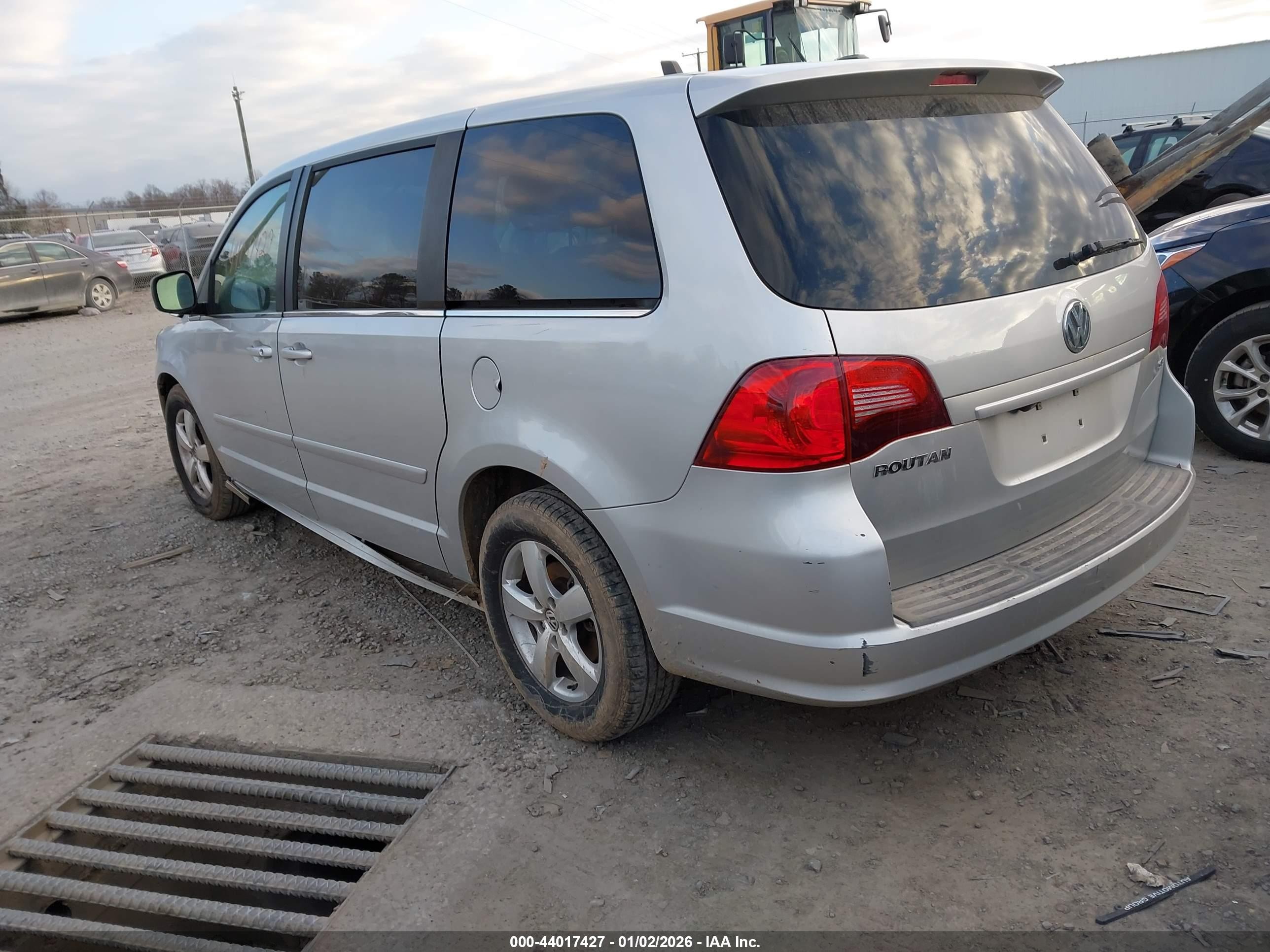 2010 Volkswagen Routan Se Silver vin: 2V4RW3D18AR262758
