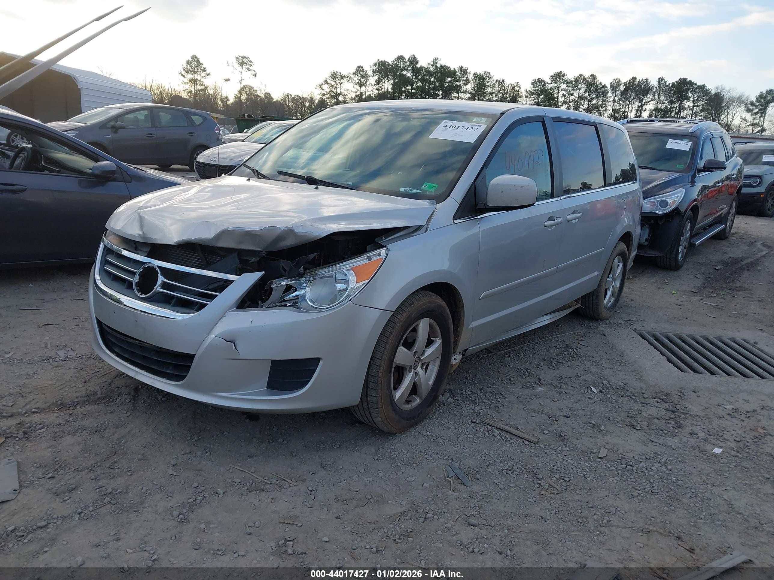 2010 Volkswagen Routan Se Silver vin: 2V4RW3D18AR262758