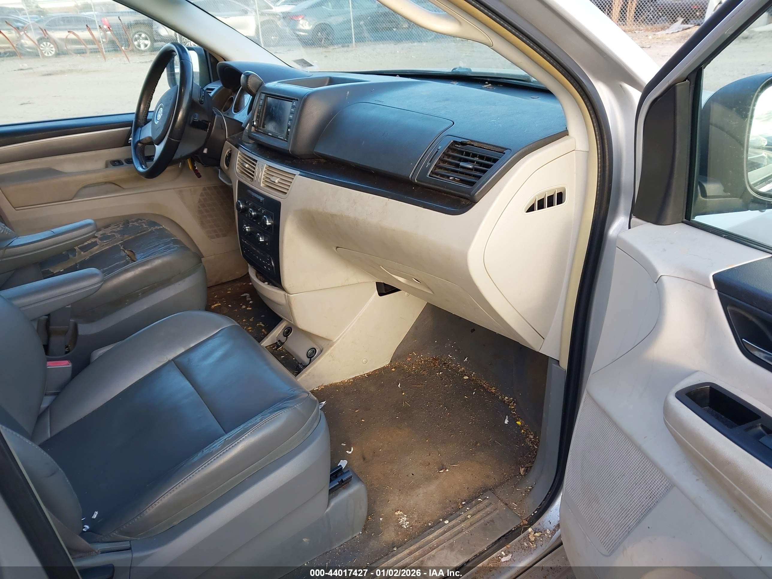 2010 Volkswagen Routan Se Silver vin: 2V4RW3D18AR262758