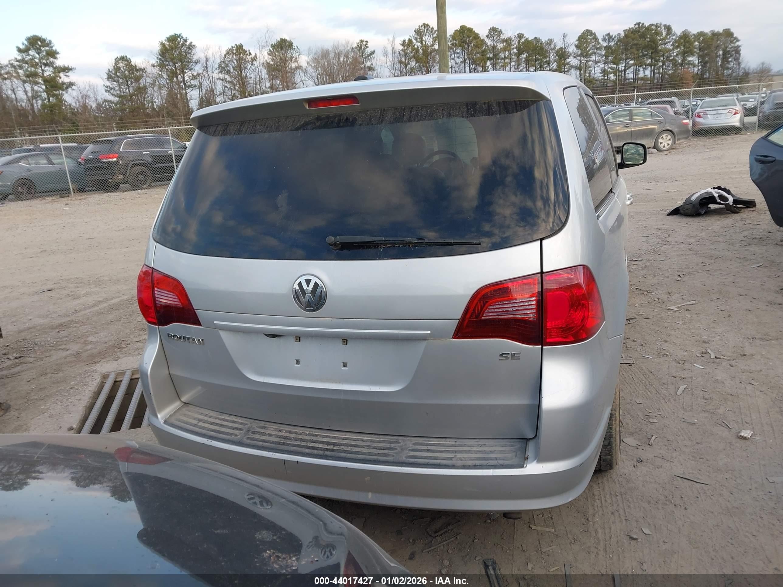 2010 Volkswagen Routan Se Silver vin: 2V4RW3D18AR262758