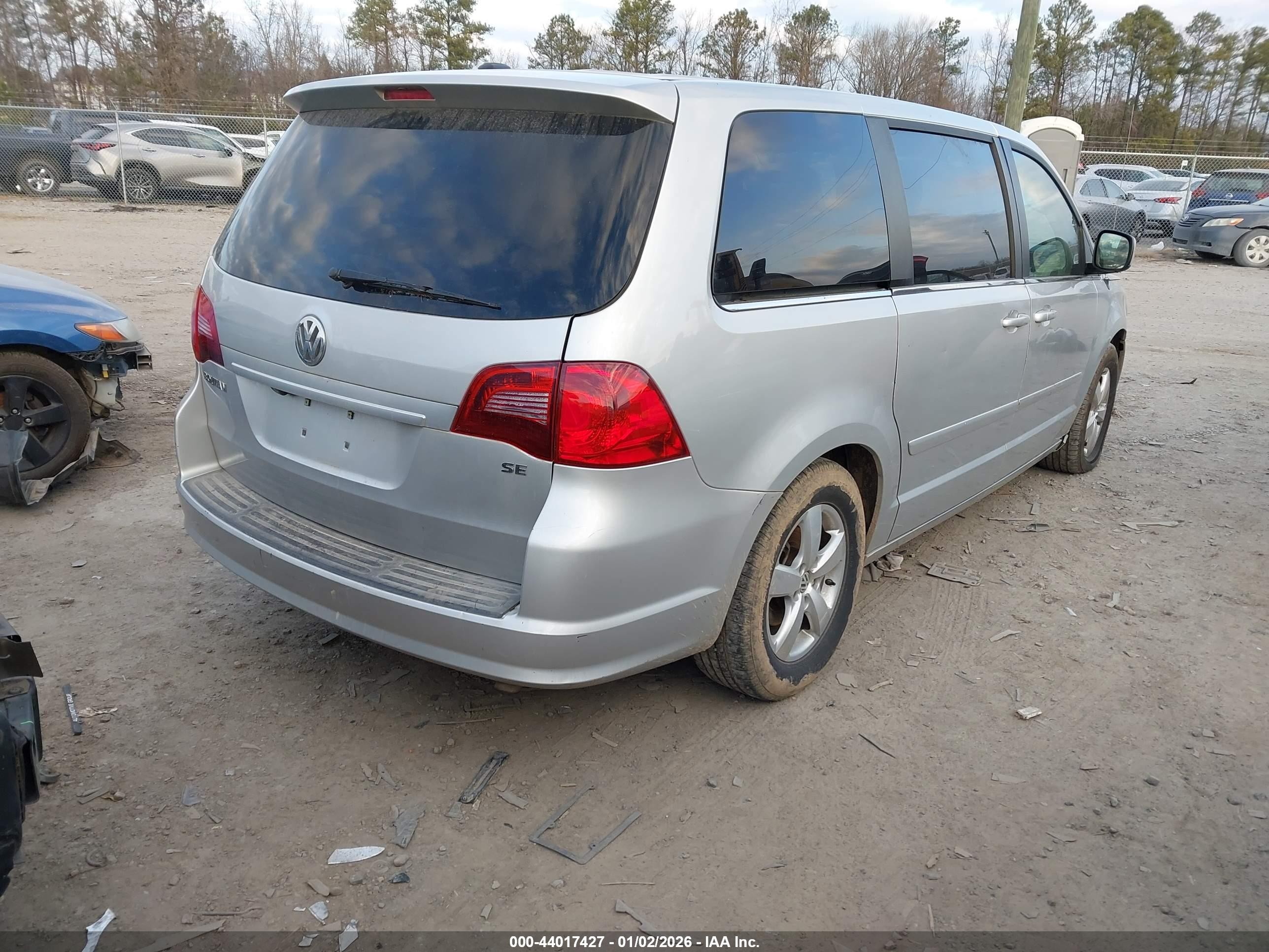 2010 Volkswagen Routan Se Silver vin: 2V4RW3D18AR262758