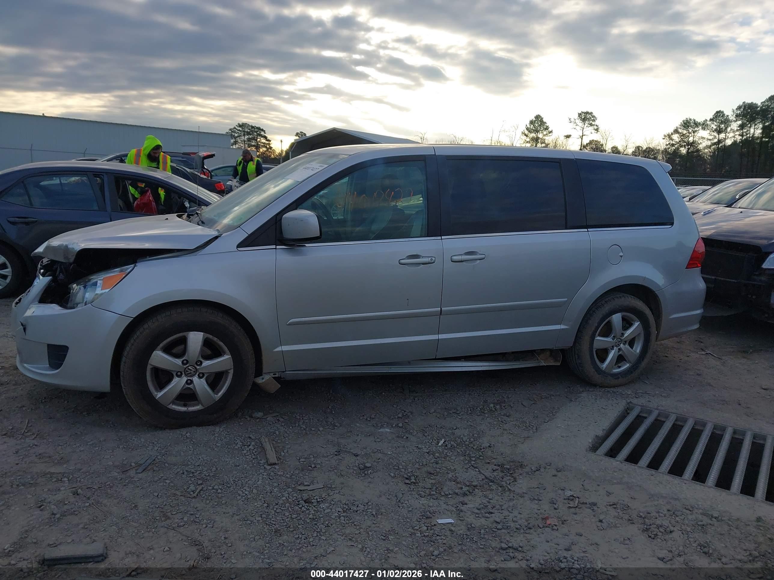 2010 Volkswagen Routan Se Silver vin: 2V4RW3D18AR262758