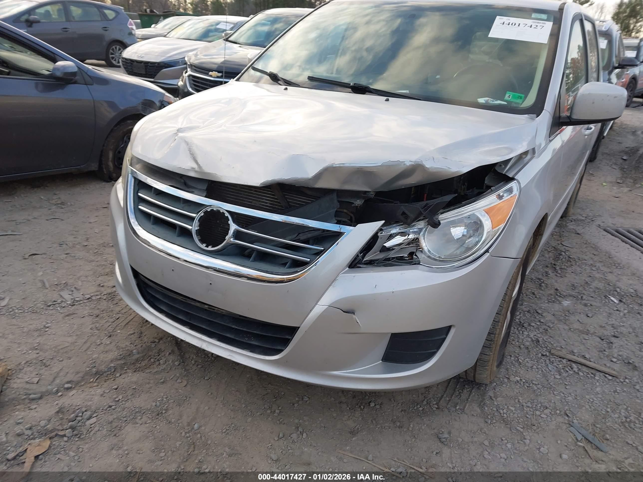 2010 Volkswagen Routan Se Silver vin: 2V4RW3D18AR262758
