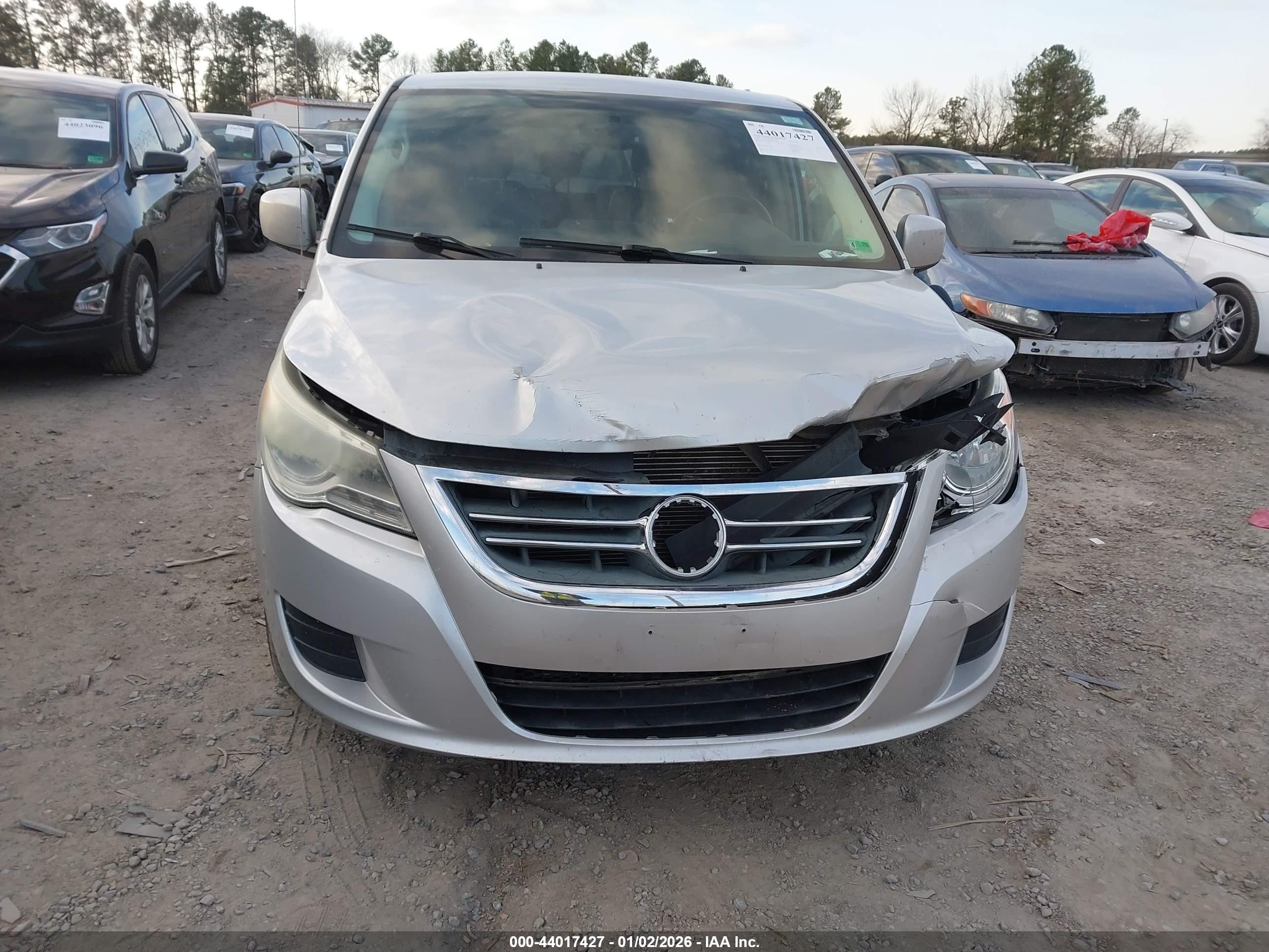 2010 Volkswagen Routan Se Silver vin: 2V4RW3D18AR262758