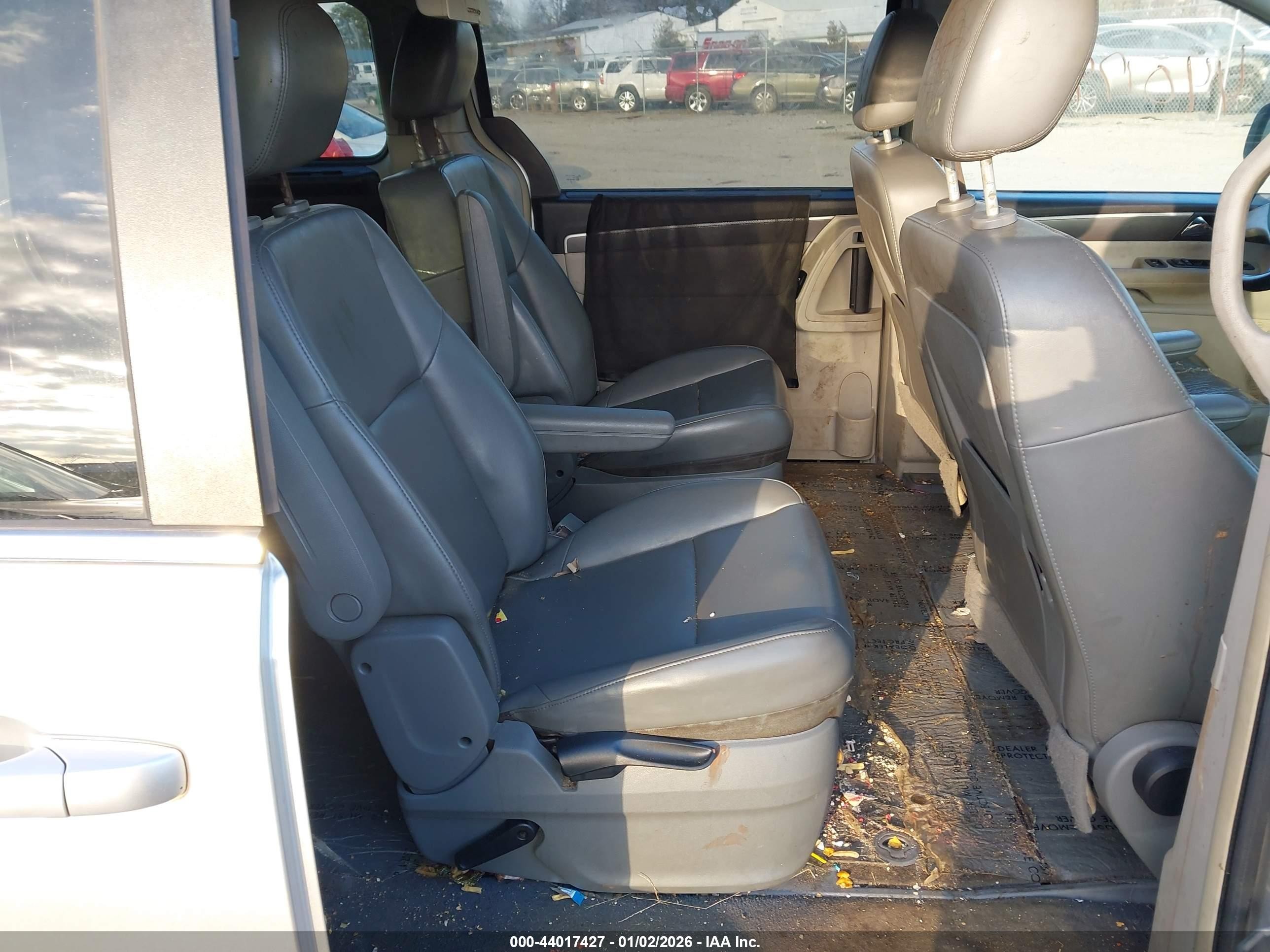 2010 Volkswagen Routan Se Silver vin: 2V4RW3D18AR262758