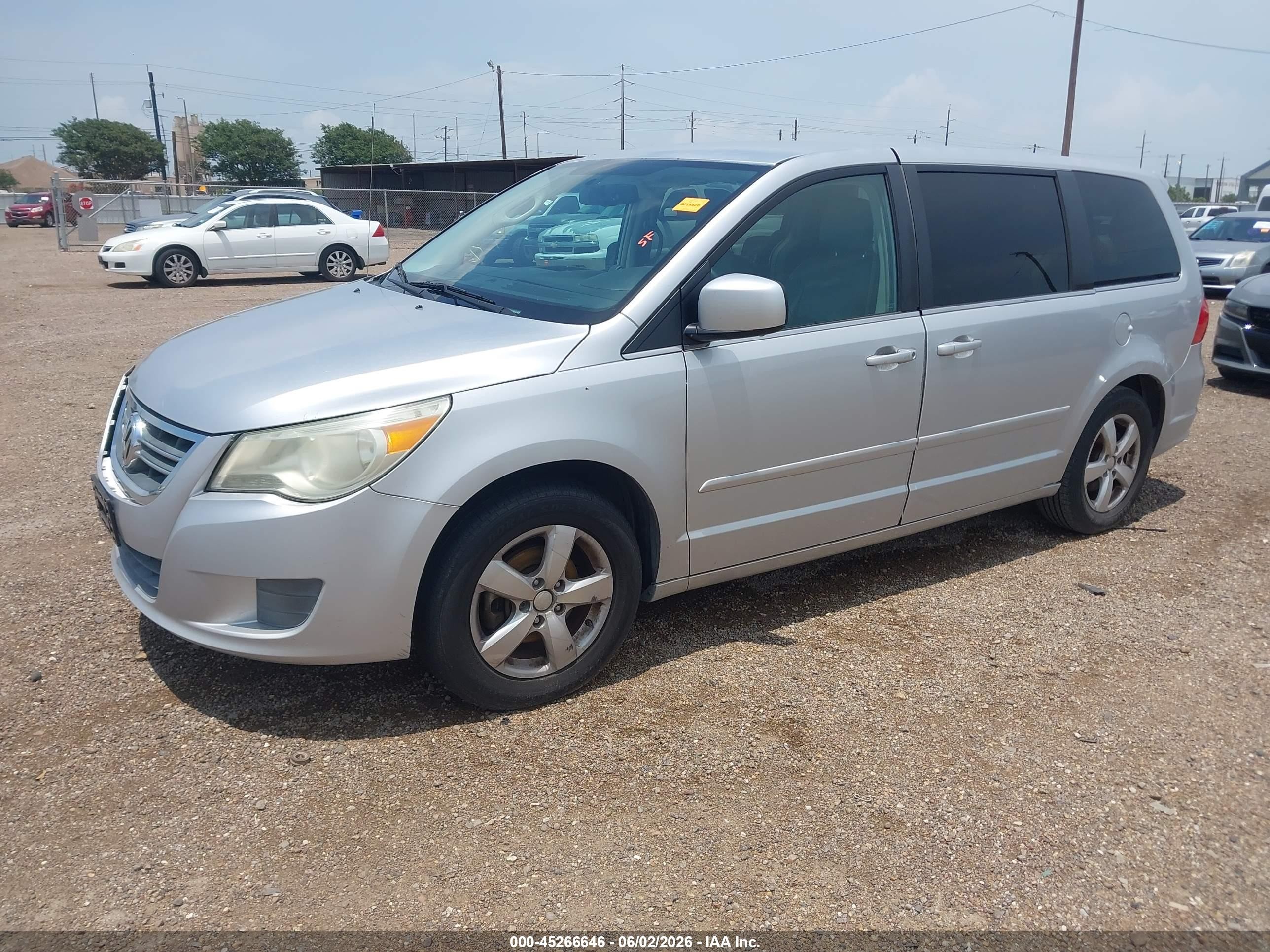 2010 Volkswagen Routan Se Silver vin: 2V4RW3D18AR324756
